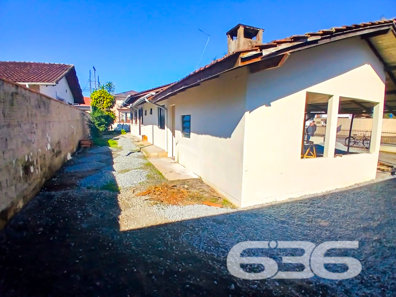 Seu novo lar no coração do Costa e Silva está aqui!

Apresentamos uma excelente oportunidade para quem busca morar bem, com conforto, espaço e uma localização privilegiada em Joinville/SC. Esta charmosa residência térrea padrão, construída em terreno de esquina com 502,26m², oferece 115,91m² de área.

Ao entrar, você é recebido por uma ampla sala de estar com excelente iluminação natural, ideal para momentos em família. São 3 dormitórios bem distribuídos, com janelas generosas que permitem ventilação cruzada e iluminação durante todo o dia.

A residência conta ainda com banheiro social, lavanderia separada e garagem coberta e descoberta com capacidade para até 4 veículos. O amplo terreno permite a criação de um jardim, instalação de área de festas ou até mesmo a ampliação da casa, valorizando ainda mais seu investimento.

Totalmente murado, com portão eletrônico e estrutura para internet via fibra óptica, o imóvel oferece segurança, comodidade e praticidade. E se você tem pets, saiba que aqui eles são muito bem-vindos.

Localizada em rua pavimentada, com fácil acesso a transporte público, escolas, supermercados, hospitais e demais serviços essenciais, essa residência proporciona qualidade de vida e facilidade para você e sua família.

Agende uma visita com um dos corretores da 636 Negócios Imobiliários e descubra por que há mais de 30 anos somos referência em mediação imobiliária com segurança, transparência e excelência técnica.
 
636 NEGÓCIOS IMOBILIÁRIOS: A SUA MELHOR ESCOLHA
Com mais de 30 anos de experiência, a 636 Negócios Imobiliários é sua parceira ideal para encontrar o imóvel perfeito. Estamos prontos para ajudá-lo a fazer deste imóvel o seu novo lar.
 
Telefone: (47) 3451-0636
WhatsApp: (47) 99190-0636
 
Não perca esta oportunidade única. Visite nosso site para mais informações: i636.com.br