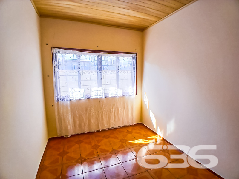 Seu novo lar no coração do Costa e Silva está aqui!

Apresentamos uma excelente oportunidade para quem busca morar bem, com conforto, espaço e uma localização privilegiada em Joinville/SC. Esta charmosa residência térrea padrão, construída em terreno de esquina com 502,26m², oferece 115,91m² de área.

Ao entrar, você é recebido por uma ampla sala de estar com excelente iluminação natural, ideal para momentos em família. São 3 dormitórios bem distribuídos, com janelas generosas que permitem ventilação cruzada e iluminação durante todo o dia.

A residência conta ainda com banheiro social, lavanderia separada e garagem coberta e descoberta com capacidade para até 4 veículos. O amplo terreno permite a criação de um jardim, instalação de área de festas ou até mesmo a ampliação da casa, valorizando ainda mais seu investimento.

Totalmente murado, com portão eletrônico e estrutura para internet via fibra óptica, o imóvel oferece segurança, comodidade e praticidade. E se você tem pets, saiba que aqui eles são muito bem-vindos.

Localizada em rua pavimentada, com fácil acesso a transporte público, escolas, supermercados, hospitais e demais serviços essenciais, essa residência proporciona qualidade de vida e facilidade para você e sua família.

Agende uma visita com um dos corretores da 636 Negócios Imobiliários e descubra por que há mais de 30 anos somos referência em mediação imobiliária com segurança, transparência e excelência técnica.
 
636 NEGÓCIOS IMOBILIÁRIOS: A SUA MELHOR ESCOLHA
Com mais de 30 anos de experiência, a 636 Negócios Imobiliários é sua parceira ideal para encontrar o imóvel perfeito. Estamos prontos para ajudá-lo a fazer deste imóvel o seu novo lar.
 
Telefone: (47) 3451-0636
WhatsApp: (47) 99190-0636
 
Não perca esta oportunidade única. Visite nosso site para mais informações: i636.com.br