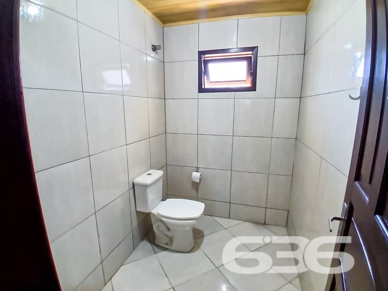 Seu novo lar no coração do Costa e Silva está aqui!

Apresentamos uma excelente oportunidade para quem busca morar bem, com conforto, espaço e uma localização privilegiada em Joinville/SC. Esta charmosa residência térrea padrão, construída em terreno de esquina com 502,26m², oferece 115,91m² de área.

Ao entrar, você é recebido por uma ampla sala de estar com excelente iluminação natural, ideal para momentos em família. São 3 dormitórios bem distribuídos, com janelas generosas que permitem ventilação cruzada e iluminação durante todo o dia.

A residência conta ainda com banheiro social, lavanderia separada e garagem coberta e descoberta com capacidade para até 4 veículos. O amplo terreno permite a criação de um jardim, instalação de área de festas ou até mesmo a ampliação da casa, valorizando ainda mais seu investimento.

Totalmente murado, com portão eletrônico e estrutura para internet via fibra óptica, o imóvel oferece segurança, comodidade e praticidade. E se você tem pets, saiba que aqui eles são muito bem-vindos.

Localizada em rua pavimentada, com fácil acesso a transporte público, escolas, supermercados, hospitais e demais serviços essenciais, essa residência proporciona qualidade de vida e facilidade para você e sua família.

Agende uma visita com um dos corretores da 636 Negócios Imobiliários e descubra por que há mais de 30 anos somos referência em mediação imobiliária com segurança, transparência e excelência técnica.
 
636 NEGÓCIOS IMOBILIÁRIOS: A SUA MELHOR ESCOLHA
Com mais de 30 anos de experiência, a 636 Negócios Imobiliários é sua parceira ideal para encontrar o imóvel perfeito. Estamos prontos para ajudá-lo a fazer deste imóvel o seu novo lar.
 
Telefone: (47) 3451-0636
WhatsApp: (47) 99190-0636
 
Não perca esta oportunidade única. Visite nosso site para mais informações: i636.com.br