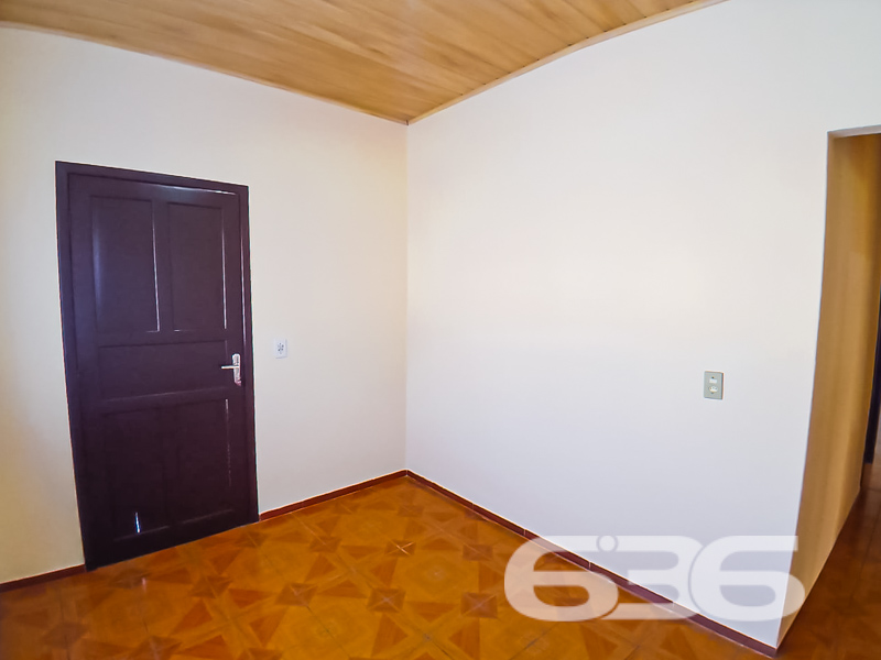 Seu novo lar no coração do Costa e Silva está aqui!

Apresentamos uma excelente oportunidade para quem busca morar bem, com conforto, espaço e uma localização privilegiada em Joinville/SC. Esta charmosa residência térrea padrão, construída em terreno de esquina com 502,26m², oferece 115,91m² de área.

Ao entrar, você é recebido por uma ampla sala de estar com excelente iluminação natural, ideal para momentos em família. São 3 dormitórios bem distribuídos, com janelas generosas que permitem ventilação cruzada e iluminação durante todo o dia.

A residência conta ainda com banheiro social, lavanderia separada e garagem coberta e descoberta com capacidade para até 4 veículos. O amplo terreno permite a criação de um jardim, instalação de área de festas ou até mesmo a ampliação da casa, valorizando ainda mais seu investimento.

Totalmente murado, com portão eletrônico e estrutura para internet via fibra óptica, o imóvel oferece segurança, comodidade e praticidade. E se você tem pets, saiba que aqui eles são muito bem-vindos.

Localizada em rua pavimentada, com fácil acesso a transporte público, escolas, supermercados, hospitais e demais serviços essenciais, essa residência proporciona qualidade de vida e facilidade para você e sua família.

Agende uma visita com um dos corretores da 636 Negócios Imobiliários e descubra por que há mais de 30 anos somos referência em mediação imobiliária com segurança, transparência e excelência técnica.
 
636 NEGÓCIOS IMOBILIÁRIOS: A SUA MELHOR ESCOLHA
Com mais de 30 anos de experiência, a 636 Negócios Imobiliários é sua parceira ideal para encontrar o imóvel perfeito. Estamos prontos para ajudá-lo a fazer deste imóvel o seu novo lar.
 
Telefone: (47) 3451-0636
WhatsApp: (47) 99190-0636
 
Não perca esta oportunidade única. Visite nosso site para mais informações: i636.com.br