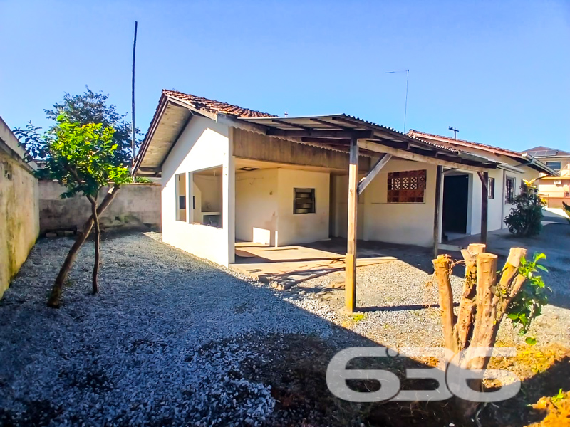 Seu novo lar no coração do Costa e Silva está aqui!

Apresentamos uma excelente oportunidade para quem busca morar bem, com conforto, espaço e uma localização privilegiada em Joinville/SC. Esta charmosa residência térrea padrão, construída em terreno de esquina com 502,26m², oferece 115,91m² de área.

Ao entrar, você é recebido por uma ampla sala de estar com excelente iluminação natural, ideal para momentos em família. São 3 dormitórios bem distribuídos, com janelas generosas que permitem ventilação cruzada e iluminação durante todo o dia.

A residência conta ainda com banheiro social, lavanderia separada e garagem coberta e descoberta com capacidade para até 4 veículos. O amplo terreno permite a criação de um jardim, instalação de área de festas ou até mesmo a ampliação da casa, valorizando ainda mais seu investimento.

Totalmente murado, com portão eletrônico e estrutura para internet via fibra óptica, o imóvel oferece segurança, comodidade e praticidade. E se você tem pets, saiba que aqui eles são muito bem-vindos.

Localizada em rua pavimentada, com fácil acesso a transporte público, escolas, supermercados, hospitais e demais serviços essenciais, essa residência proporciona qualidade de vida e facilidade para você e sua família.

Agende uma visita com um dos corretores da 636 Negócios Imobiliários e descubra por que há mais de 30 anos somos referência em mediação imobiliária com segurança, transparência e excelência técnica.
 
636 NEGÓCIOS IMOBILIÁRIOS: A SUA MELHOR ESCOLHA
Com mais de 30 anos de experiência, a 636 Negócios Imobiliários é sua parceira ideal para encontrar o imóvel perfeito. Estamos prontos para ajudá-lo a fazer deste imóvel o seu novo lar.
 
Telefone: (47) 3451-0636
WhatsApp: (47) 99190-0636
 
Não perca esta oportunidade única. Visite nosso site para mais informações: i636.com.br