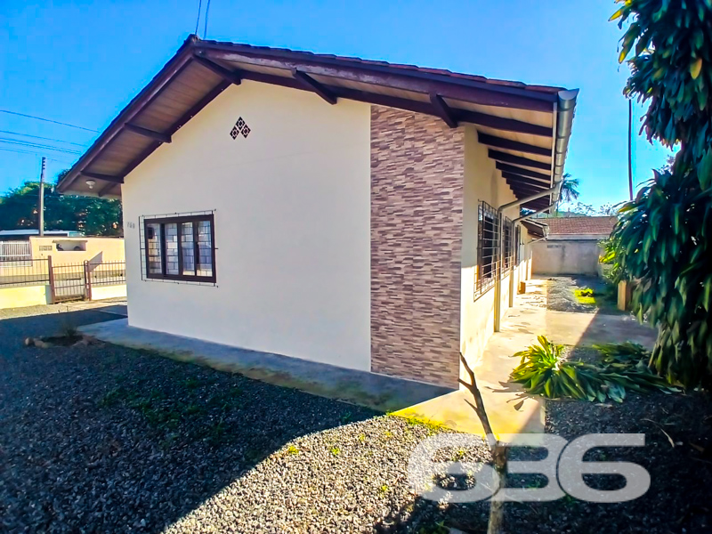 Seu novo lar no coração do Costa e Silva está aqui!

Apresentamos uma excelente oportunidade para quem busca morar bem, com conforto, espaço e uma localização privilegiada em Joinville/SC. Esta charmosa residência térrea padrão, construída em terreno de esquina com 502,26m², oferece 115,91m² de área.

Ao entrar, você é recebido por uma ampla sala de estar com excelente iluminação natural, ideal para momentos em família. São 3 dormitórios bem distribuídos, com janelas generosas que permitem ventilação cruzada e iluminação durante todo o dia.

A residência conta ainda com banheiro social, lavanderia separada e garagem coberta e descoberta com capacidade para até 4 veículos. O amplo terreno permite a criação de um jardim, instalação de área de festas ou até mesmo a ampliação da casa, valorizando ainda mais seu investimento.

Totalmente murado, com portão eletrônico e estrutura para internet via fibra óptica, o imóvel oferece segurança, comodidade e praticidade. E se você tem pets, saiba que aqui eles são muito bem-vindos.

Localizada em rua pavimentada, com fácil acesso a transporte público, escolas, supermercados, hospitais e demais serviços essenciais, essa residência proporciona qualidade de vida e facilidade para você e sua família.

Agende uma visita com um dos corretores da 636 Negócios Imobiliários e descubra por que há mais de 30 anos somos referência em mediação imobiliária com segurança, transparência e excelência técnica.
 
636 NEGÓCIOS IMOBILIÁRIOS: A SUA MELHOR ESCOLHA
Com mais de 30 anos de experiência, a 636 Negócios Imobiliários é sua parceira ideal para encontrar o imóvel perfeito. Estamos prontos para ajudá-lo a fazer deste imóvel o seu novo lar.
 
Telefone: (47) 3451-0636
WhatsApp: (47) 99190-0636
 
Não perca esta oportunidade única. Visite nosso site para mais informações: i636.com.br