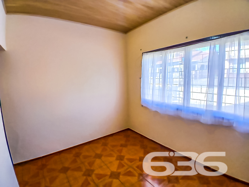 Seu novo lar no coração do Costa e Silva está aqui!

Apresentamos uma excelente oportunidade para quem busca morar bem, com conforto, espaço e uma localização privilegiada em Joinville/SC. Esta charmosa residência térrea padrão, construída em terreno de esquina com 502,26m², oferece 115,91m² de área.

Ao entrar, você é recebido por uma ampla sala de estar com excelente iluminação natural, ideal para momentos em família. São 3 dormitórios bem distribuídos, com janelas generosas que permitem ventilação cruzada e iluminação durante todo o dia.

A residência conta ainda com banheiro social, lavanderia separada e garagem coberta e descoberta com capacidade para até 4 veículos. O amplo terreno permite a criação de um jardim, instalação de área de festas ou até mesmo a ampliação da casa, valorizando ainda mais seu investimento.

Totalmente murado, com portão eletrônico e estrutura para internet via fibra óptica, o imóvel oferece segurança, comodidade e praticidade. E se você tem pets, saiba que aqui eles são muito bem-vindos.

Localizada em rua pavimentada, com fácil acesso a transporte público, escolas, supermercados, hospitais e demais serviços essenciais, essa residência proporciona qualidade de vida e facilidade para você e sua família.

Agende uma visita com um dos corretores da 636 Negócios Imobiliários e descubra por que há mais de 30 anos somos referência em mediação imobiliária com segurança, transparência e excelência técnica.
 
636 NEGÓCIOS IMOBILIÁRIOS: A SUA MELHOR ESCOLHA
Com mais de 30 anos de experiência, a 636 Negócios Imobiliários é sua parceira ideal para encontrar o imóvel perfeito. Estamos prontos para ajudá-lo a fazer deste imóvel o seu novo lar.
 
Telefone: (47) 3451-0636
WhatsApp: (47) 99190-0636
 
Não perca esta oportunidade única. Visite nosso site para mais informações: i636.com.br