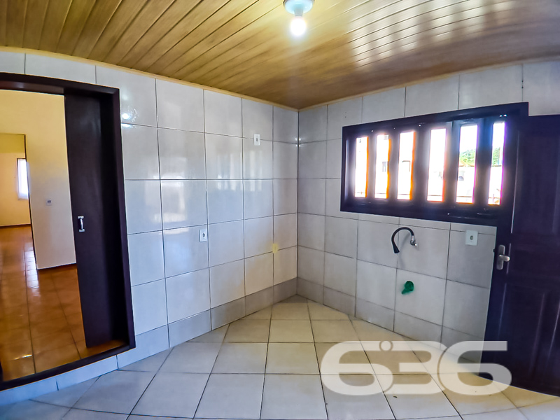 Seu novo lar no coração do Costa e Silva está aqui!

Apresentamos uma excelente oportunidade para quem busca morar bem, com conforto, espaço e uma localização privilegiada em Joinville/SC. Esta charmosa residência térrea padrão, construída em terreno de esquina com 502,26m², oferece 115,91m² de área.

Ao entrar, você é recebido por uma ampla sala de estar com excelente iluminação natural, ideal para momentos em família. São 3 dormitórios bem distribuídos, com janelas generosas que permitem ventilação cruzada e iluminação durante todo o dia.

A residência conta ainda com banheiro social, lavanderia separada e garagem coberta e descoberta com capacidade para até 4 veículos. O amplo terreno permite a criação de um jardim, instalação de área de festas ou até mesmo a ampliação da casa, valorizando ainda mais seu investimento.

Totalmente murado, com portão eletrônico e estrutura para internet via fibra óptica, o imóvel oferece segurança, comodidade e praticidade. E se você tem pets, saiba que aqui eles são muito bem-vindos.

Localizada em rua pavimentada, com fácil acesso a transporte público, escolas, supermercados, hospitais e demais serviços essenciais, essa residência proporciona qualidade de vida e facilidade para você e sua família.

Agende uma visita com um dos corretores da 636 Negócios Imobiliários e descubra por que há mais de 30 anos somos referência em mediação imobiliária com segurança, transparência e excelência técnica.
 
636 NEGÓCIOS IMOBILIÁRIOS: A SUA MELHOR ESCOLHA
Com mais de 30 anos de experiência, a 636 Negócios Imobiliários é sua parceira ideal para encontrar o imóvel perfeito. Estamos prontos para ajudá-lo a fazer deste imóvel o seu novo lar.
 
Telefone: (47) 3451-0636
WhatsApp: (47) 99190-0636
 
Não perca esta oportunidade única. Visite nosso site para mais informações: i636.com.br