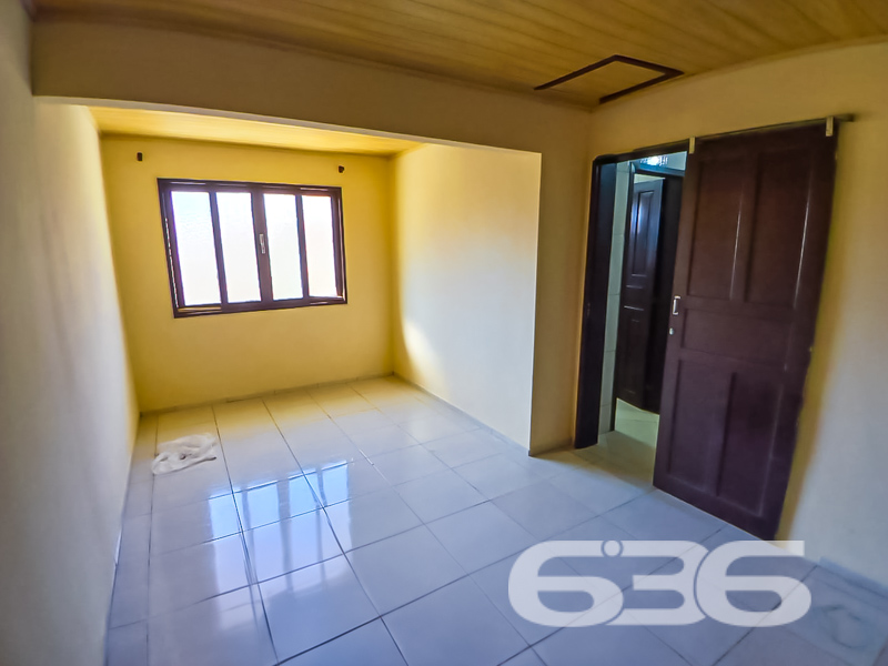 Seu novo lar no coração do Costa e Silva está aqui!

Apresentamos uma excelente oportunidade para quem busca morar bem, com conforto, espaço e uma localização privilegiada em Joinville/SC. Esta charmosa residência térrea padrão, construída em terreno de esquina com 502,26m², oferece 115,91m² de área.

Ao entrar, você é recebido por uma ampla sala de estar com excelente iluminação natural, ideal para momentos em família. São 3 dormitórios bem distribuídos, com janelas generosas que permitem ventilação cruzada e iluminação durante todo o dia.

A residência conta ainda com banheiro social, lavanderia separada e garagem coberta e descoberta com capacidade para até 4 veículos. O amplo terreno permite a criação de um jardim, instalação de área de festas ou até mesmo a ampliação da casa, valorizando ainda mais seu investimento.

Totalmente murado, com portão eletrônico e estrutura para internet via fibra óptica, o imóvel oferece segurança, comodidade e praticidade. E se você tem pets, saiba que aqui eles são muito bem-vindos.

Localizada em rua pavimentada, com fácil acesso a transporte público, escolas, supermercados, hospitais e demais serviços essenciais, essa residência proporciona qualidade de vida e facilidade para você e sua família.

Agende uma visita com um dos corretores da 636 Negócios Imobiliários e descubra por que há mais de 30 anos somos referência em mediação imobiliária com segurança, transparência e excelência técnica.
 
636 NEGÓCIOS IMOBILIÁRIOS: A SUA MELHOR ESCOLHA
Com mais de 30 anos de experiência, a 636 Negócios Imobiliários é sua parceira ideal para encontrar o imóvel perfeito. Estamos prontos para ajudá-lo a fazer deste imóvel o seu novo lar.
 
Telefone: (47) 3451-0636
WhatsApp: (47) 99190-0636
 
Não perca esta oportunidade única. Visite nosso site para mais informações: i636.com.br