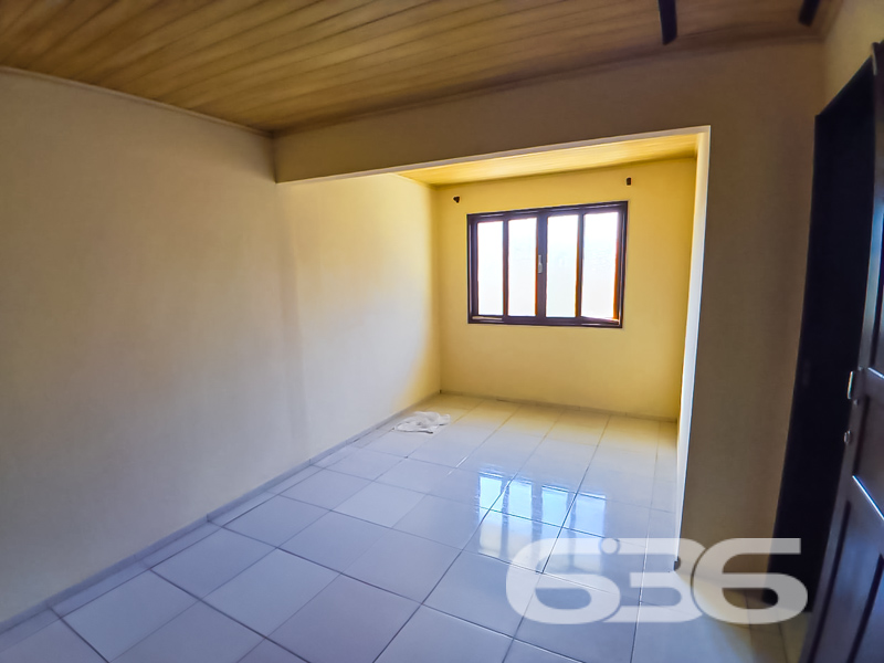 Seu novo lar no coração do Costa e Silva está aqui!

Apresentamos uma excelente oportunidade para quem busca morar bem, com conforto, espaço e uma localização privilegiada em Joinville/SC. Esta charmosa residência térrea padrão, construída em terreno de esquina com 502,26m², oferece 115,91m² de área.

Ao entrar, você é recebido por uma ampla sala de estar com excelente iluminação natural, ideal para momentos em família. São 3 dormitórios bem distribuídos, com janelas generosas que permitem ventilação cruzada e iluminação durante todo o dia.

A residência conta ainda com banheiro social, lavanderia separada e garagem coberta e descoberta com capacidade para até 4 veículos. O amplo terreno permite a criação de um jardim, instalação de área de festas ou até mesmo a ampliação da casa, valorizando ainda mais seu investimento.

Totalmente murado, com portão eletrônico e estrutura para internet via fibra óptica, o imóvel oferece segurança, comodidade e praticidade. E se você tem pets, saiba que aqui eles são muito bem-vindos.

Localizada em rua pavimentada, com fácil acesso a transporte público, escolas, supermercados, hospitais e demais serviços essenciais, essa residência proporciona qualidade de vida e facilidade para você e sua família.

Agende uma visita com um dos corretores da 636 Negócios Imobiliários e descubra por que há mais de 30 anos somos referência em mediação imobiliária com segurança, transparência e excelência técnica.
 
636 NEGÓCIOS IMOBILIÁRIOS: A SUA MELHOR ESCOLHA
Com mais de 30 anos de experiência, a 636 Negócios Imobiliários é sua parceira ideal para encontrar o imóvel perfeito. Estamos prontos para ajudá-lo a fazer deste imóvel o seu novo lar.
 
Telefone: (47) 3451-0636
WhatsApp: (47) 99190-0636
 
Não perca esta oportunidade única. Visite nosso site para mais informações: i636.com.br