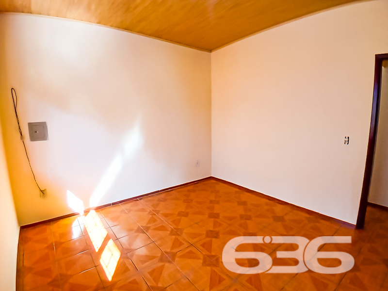 Seu novo lar no coração do Costa e Silva está aqui!

Apresentamos uma excelente oportunidade para quem busca morar bem, com conforto, espaço e uma localização privilegiada em Joinville/SC. Esta charmosa residência térrea padrão, construída em terreno de esquina com 502,26m², oferece 115,91m² de área.

Ao entrar, você é recebido por uma ampla sala de estar com excelente iluminação natural, ideal para momentos em família. São 3 dormitórios bem distribuídos, com janelas generosas que permitem ventilação cruzada e iluminação durante todo o dia.

A residência conta ainda com banheiro social, lavanderia separada e garagem coberta e descoberta com capacidade para até 4 veículos. O amplo terreno permite a criação de um jardim, instalação de área de festas ou até mesmo a ampliação da casa, valorizando ainda mais seu investimento.

Totalmente murado, com portão eletrônico e estrutura para internet via fibra óptica, o imóvel oferece segurança, comodidade e praticidade. E se você tem pets, saiba que aqui eles são muito bem-vindos.

Localizada em rua pavimentada, com fácil acesso a transporte público, escolas, supermercados, hospitais e demais serviços essenciais, essa residência proporciona qualidade de vida e facilidade para você e sua família.

Agende uma visita com um dos corretores da 636 Negócios Imobiliários e descubra por que há mais de 30 anos somos referência em mediação imobiliária com segurança, transparência e excelência técnica.
 
636 NEGÓCIOS IMOBILIÁRIOS: A SUA MELHOR ESCOLHA
Com mais de 30 anos de experiência, a 636 Negócios Imobiliários é sua parceira ideal para encontrar o imóvel perfeito. Estamos prontos para ajudá-lo a fazer deste imóvel o seu novo lar.
 
Telefone: (47) 3451-0636
WhatsApp: (47) 99190-0636
 
Não perca esta oportunidade única. Visite nosso site para mais informações: i636.com.br