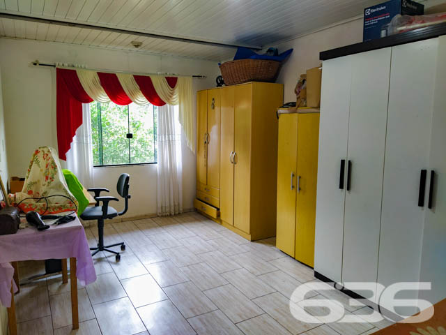 APROVEITE ESSA RESIDÊNCIA COM SUÍTE + 2 QUARTOS
Está procurando por um imóvel amplo para a família toda? Então acabou de encontrar!
São 460m² de terreno e 254m² de área construída de uma singela e harmoniosa residência, feita de alvenaria com piso em porcelanato, teto de PVC e telhas romanas. Com uma pintura discreta, proporcionando uma atmosfera primorosa e agradável ao local.
Dispondo de uma magnifica suíte, 2 quartos aconchegantes com possibilidade de fazer mais um quarto, sala de estar e jantar conjugadas, cozinha gourmet, despensa, home office e 2 banheiros, tudo muito bem edificado em prol do seu conforto e bem-estar.
Contendo ainda uma adorável e receptível área de festas com churrasqueira, para acalentar e deixar seus momentos de lazer bem mais especiais. E mais 3 vagas de garagem cobertas.
Equipado com vigilância eletrônica e portão eletrônico.
Situado no bairro Itinga, zona sul de Joinville, com fácil acesso as principais vias da região, próximo de mercados, ponto de ônibus, lojas e outros serviços de grande utilidade.
Agende já sua visita com um de nossos corretores e saiba mais sobre esse oportuno e vantajoso imóvel.
Esperamos por você!!!
Fale conosco:
IMOBILIÁRIA 636.
Telefone: (47) 3451-0636
WhatsApp: (47) 99190-0636