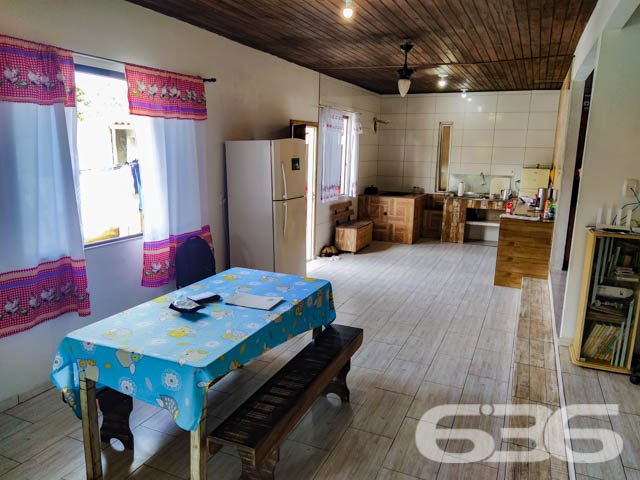 APROVEITE ESSA RESIDÊNCIA COM SUÍTE + 2 QUARTOS
Está procurando por um imóvel amplo para a família toda? Então acabou de encontrar!
São 460m² de terreno e 254m² de área construída de uma singela e harmoniosa residência, feita de alvenaria com piso em porcelanato, teto de PVC e telhas romanas. Com uma pintura discreta, proporcionando uma atmosfera primorosa e agradável ao local.
Dispondo de uma magnifica suíte, 2 quartos aconchegantes com possibilidade de fazer mais um quarto, sala de estar e jantar conjugadas, cozinha gourmet, despensa, home office e 2 banheiros, tudo muito bem edificado em prol do seu conforto e bem-estar.
Contendo ainda uma adorável e receptível área de festas com churrasqueira, para acalentar e deixar seus momentos de lazer bem mais especiais. E mais 3 vagas de garagem cobertas.
Equipado com vigilância eletrônica e portão eletrônico.
Situado no bairro Itinga, zona sul de Joinville, com fácil acesso as principais vias da região, próximo de mercados, ponto de ônibus, lojas e outros serviços de grande utilidade.
Agende já sua visita com um de nossos corretores e saiba mais sobre esse oportuno e vantajoso imóvel.
Esperamos por você!!!
Fale conosco:
IMOBILIÁRIA 636.
Telefone: (47) 3451-0636
WhatsApp: (47) 99190-0636
