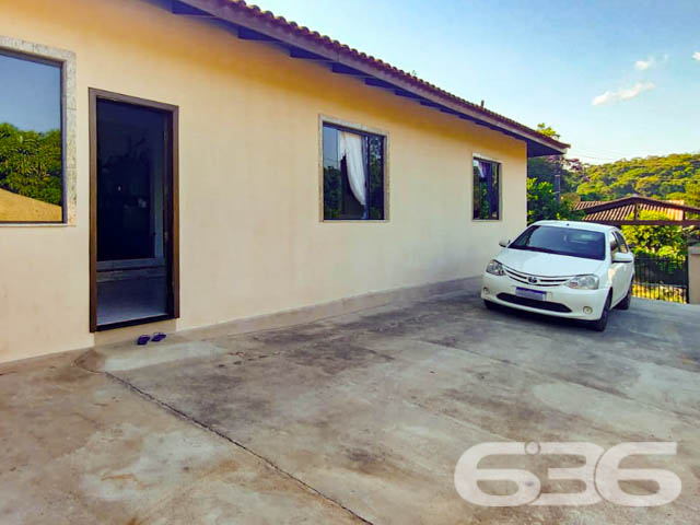 APROVEITE ESSA RESIDÊNCIA COM SUÍTE + 2 QUARTOS
Está procurando por um imóvel amplo para a família toda? Então acabou de encontrar!
São 460m² de terreno e 254m² de área construída de uma singela e harmoniosa residência, feita de alvenaria com piso em porcelanato, teto de PVC e telhas romanas. Com uma pintura discreta, proporcionando uma atmosfera primorosa e agradável ao local.
Dispondo de uma magnifica suíte, 2 quartos aconchegantes com possibilidade de fazer mais um quarto, sala de estar e jantar conjugadas, cozinha gourmet, despensa, home office e 2 banheiros, tudo muito bem edificado em prol do seu conforto e bem-estar.
Contendo ainda uma adorável e receptível área de festas com churrasqueira, para acalentar e deixar seus momentos de lazer bem mais especiais. E mais 3 vagas de garagem cobertas.
Equipado com vigilância eletrônica e portão eletrônico.
Situado no bairro Itinga, zona sul de Joinville, com fácil acesso as principais vias da região, próximo de mercados, ponto de ônibus, lojas e outros serviços de grande utilidade.
Agende já sua visita com um de nossos corretores e saiba mais sobre esse oportuno e vantajoso imóvel.
Esperamos por você!!!
Fale conosco:
IMOBILIÁRIA 636.
Telefone: (47) 3451-0636
WhatsApp: (47) 99190-0636