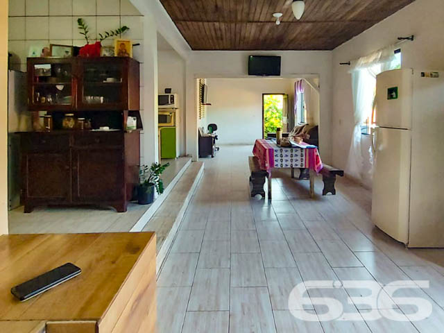 APROVEITE ESSA RESIDÊNCIA COM SUÍTE + 2 QUARTOS
Está procurando por um imóvel amplo para a família toda? Então acabou de encontrar!
São 460m² de terreno e 254m² de área construída de uma singela e harmoniosa residência, feita de alvenaria com piso em porcelanato, teto de PVC e telhas romanas. Com uma pintura discreta, proporcionando uma atmosfera primorosa e agradável ao local.
Dispondo de uma magnifica suíte, 2 quartos aconchegantes com possibilidade de fazer mais um quarto, sala de estar e jantar conjugadas, cozinha gourmet, despensa, home office e 2 banheiros, tudo muito bem edificado em prol do seu conforto e bem-estar.
Contendo ainda uma adorável e receptível área de festas com churrasqueira, para acalentar e deixar seus momentos de lazer bem mais especiais. E mais 3 vagas de garagem cobertas.
Equipado com vigilância eletrônica e portão eletrônico.
Situado no bairro Itinga, zona sul de Joinville, com fácil acesso as principais vias da região, próximo de mercados, ponto de ônibus, lojas e outros serviços de grande utilidade.
Agende já sua visita com um de nossos corretores e saiba mais sobre esse oportuno e vantajoso imóvel.
Esperamos por você!!!
Fale conosco:
IMOBILIÁRIA 636.
Telefone: (47) 3451-0636
WhatsApp: (47) 99190-0636