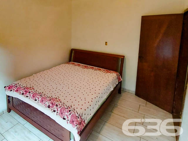 APROVEITE ESSA RESIDÊNCIA COM SUÍTE + 2 QUARTOS
Está procurando por um imóvel amplo para a família toda? Então acabou de encontrar!
São 460m² de terreno e 254m² de área construída de uma singela e harmoniosa residência, feita de alvenaria com piso em porcelanato, teto de PVC e telhas romanas. Com uma pintura discreta, proporcionando uma atmosfera primorosa e agradável ao local.
Dispondo de uma magnifica suíte, 2 quartos aconchegantes com possibilidade de fazer mais um quarto, sala de estar e jantar conjugadas, cozinha gourmet, despensa, home office e 2 banheiros, tudo muito bem edificado em prol do seu conforto e bem-estar.
Contendo ainda uma adorável e receptível área de festas com churrasqueira, para acalentar e deixar seus momentos de lazer bem mais especiais. E mais 3 vagas de garagem cobertas.
Equipado com vigilância eletrônica e portão eletrônico.
Situado no bairro Itinga, zona sul de Joinville, com fácil acesso as principais vias da região, próximo de mercados, ponto de ônibus, lojas e outros serviços de grande utilidade.
Agende já sua visita com um de nossos corretores e saiba mais sobre esse oportuno e vantajoso imóvel.
Esperamos por você!!!
Fale conosco:
IMOBILIÁRIA 636.
Telefone: (47) 3451-0636
WhatsApp: (47) 99190-0636