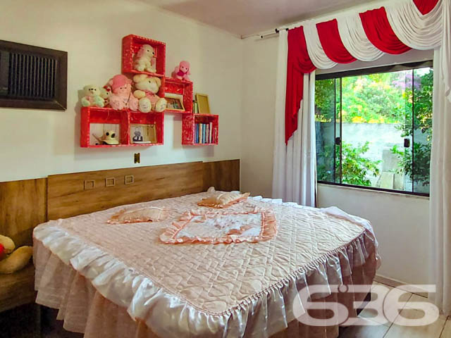 APROVEITE ESSA RESIDÊNCIA COM SUÍTE + 2 QUARTOS
Está procurando por um imóvel amplo para a família toda? Então acabou de encontrar!
São 460m² de terreno e 254m² de área construída de uma singela e harmoniosa residência, feita de alvenaria com piso em porcelanato, teto de PVC e telhas romanas. Com uma pintura discreta, proporcionando uma atmosfera primorosa e agradável ao local.
Dispondo de uma magnifica suíte, 2 quartos aconchegantes com possibilidade de fazer mais um quarto, sala de estar e jantar conjugadas, cozinha gourmet, despensa, home office e 2 banheiros, tudo muito bem edificado em prol do seu conforto e bem-estar.
Contendo ainda uma adorável e receptível área de festas com churrasqueira, para acalentar e deixar seus momentos de lazer bem mais especiais. E mais 3 vagas de garagem cobertas.
Equipado com vigilância eletrônica e portão eletrônico.
Situado no bairro Itinga, zona sul de Joinville, com fácil acesso as principais vias da região, próximo de mercados, ponto de ônibus, lojas e outros serviços de grande utilidade.
Agende já sua visita com um de nossos corretores e saiba mais sobre esse oportuno e vantajoso imóvel.
Esperamos por você!!!
Fale conosco:
IMOBILIÁRIA 636.
Telefone: (47) 3451-0636
WhatsApp: (47) 99190-0636