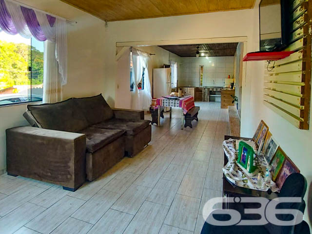 APROVEITE ESSA RESIDÊNCIA COM SUÍTE + 2 QUARTOS
Está procurando por um imóvel amplo para a família toda? Então acabou de encontrar!
São 460m² de terreno e 254m² de área construída de uma singela e harmoniosa residência, feita de alvenaria com piso em porcelanato, teto de PVC e telhas romanas. Com uma pintura discreta, proporcionando uma atmosfera primorosa e agradável ao local.
Dispondo de uma magnifica suíte, 2 quartos aconchegantes com possibilidade de fazer mais um quarto, sala de estar e jantar conjugadas, cozinha gourmet, despensa, home office e 2 banheiros, tudo muito bem edificado em prol do seu conforto e bem-estar.
Contendo ainda uma adorável e receptível área de festas com churrasqueira, para acalentar e deixar seus momentos de lazer bem mais especiais. E mais 3 vagas de garagem cobertas.
Equipado com vigilância eletrônica e portão eletrônico.
Situado no bairro Itinga, zona sul de Joinville, com fácil acesso as principais vias da região, próximo de mercados, ponto de ônibus, lojas e outros serviços de grande utilidade.
Agende já sua visita com um de nossos corretores e saiba mais sobre esse oportuno e vantajoso imóvel.
Esperamos por você!!!
Fale conosco:
IMOBILIÁRIA 636.
Telefone: (47) 3451-0636
WhatsApp: (47) 99190-0636