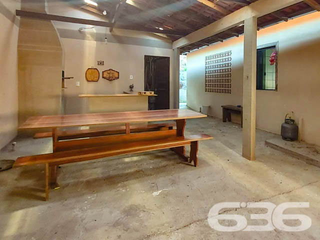 APROVEITE ESSA RESIDÊNCIA COM SUÍTE + 2 QUARTOS
Está procurando por um imóvel amplo para a família toda? Então acabou de encontrar!
São 460m² de terreno e 254m² de área construída de uma singela e harmoniosa residência, feita de alvenaria com piso em porcelanato, teto de PVC e telhas romanas. Com uma pintura discreta, proporcionando uma atmosfera primorosa e agradável ao local.
Dispondo de uma magnifica suíte, 2 quartos aconchegantes com possibilidade de fazer mais um quarto, sala de estar e jantar conjugadas, cozinha gourmet, despensa, home office e 2 banheiros, tudo muito bem edificado em prol do seu conforto e bem-estar.
Contendo ainda uma adorável e receptível área de festas com churrasqueira, para acalentar e deixar seus momentos de lazer bem mais especiais. E mais 3 vagas de garagem cobertas.
Equipado com vigilância eletrônica e portão eletrônico.
Situado no bairro Itinga, zona sul de Joinville, com fácil acesso as principais vias da região, próximo de mercados, ponto de ônibus, lojas e outros serviços de grande utilidade.
Agende já sua visita com um de nossos corretores e saiba mais sobre esse oportuno e vantajoso imóvel.
Esperamos por você!!!
Fale conosco:
IMOBILIÁRIA 636.
Telefone: (47) 3451-0636
WhatsApp: (47) 99190-0636