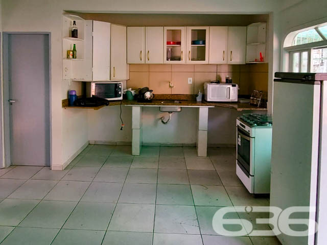 APROVEITE ESSA RESIDÊNCIA COM SUÍTE + 2 QUARTOS
Está procurando por um imóvel amplo para a família toda? Então acabou de encontrar!
São 460m² de terreno e 254m² de área construída de uma singela e harmoniosa residência, feita de alvenaria com piso em porcelanato, teto de PVC e telhas romanas. Com uma pintura discreta, proporcionando uma atmosfera primorosa e agradável ao local.
Dispondo de uma magnifica suíte, 2 quartos aconchegantes com possibilidade de fazer mais um quarto, sala de estar e jantar conjugadas, cozinha gourmet, despensa, home office e 2 banheiros, tudo muito bem edificado em prol do seu conforto e bem-estar.
Contendo ainda uma adorável e receptível área de festas com churrasqueira, para acalentar e deixar seus momentos de lazer bem mais especiais. E mais 3 vagas de garagem cobertas.
Equipado com vigilância eletrônica e portão eletrônico.
Situado no bairro Itinga, zona sul de Joinville, com fácil acesso as principais vias da região, próximo de mercados, ponto de ônibus, lojas e outros serviços de grande utilidade.
Agende já sua visita com um de nossos corretores e saiba mais sobre esse oportuno e vantajoso imóvel.
Esperamos por você!!!
Fale conosco:
IMOBILIÁRIA 636.
Telefone: (47) 3451-0636
WhatsApp: (47) 99190-0636