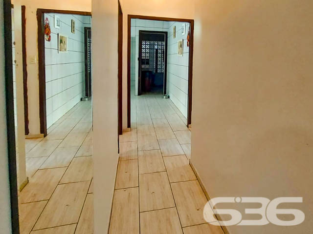 APROVEITE ESSA RESIDÊNCIA COM SUÍTE + 2 QUARTOS
Está procurando por um imóvel amplo para a família toda? Então acabou de encontrar!
São 460m² de terreno e 254m² de área construída de uma singela e harmoniosa residência, feita de alvenaria com piso em porcelanato, teto de PVC e telhas romanas. Com uma pintura discreta, proporcionando uma atmosfera primorosa e agradável ao local.
Dispondo de uma magnifica suíte, 2 quartos aconchegantes com possibilidade de fazer mais um quarto, sala de estar e jantar conjugadas, cozinha gourmet, despensa, home office e 2 banheiros, tudo muito bem edificado em prol do seu conforto e bem-estar.
Contendo ainda uma adorável e receptível área de festas com churrasqueira, para acalentar e deixar seus momentos de lazer bem mais especiais. E mais 3 vagas de garagem cobertas.
Equipado com vigilância eletrônica e portão eletrônico.
Situado no bairro Itinga, zona sul de Joinville, com fácil acesso as principais vias da região, próximo de mercados, ponto de ônibus, lojas e outros serviços de grande utilidade.
Agende já sua visita com um de nossos corretores e saiba mais sobre esse oportuno e vantajoso imóvel.
Esperamos por você!!!
Fale conosco:
IMOBILIÁRIA 636.
Telefone: (47) 3451-0636
WhatsApp: (47) 99190-0636