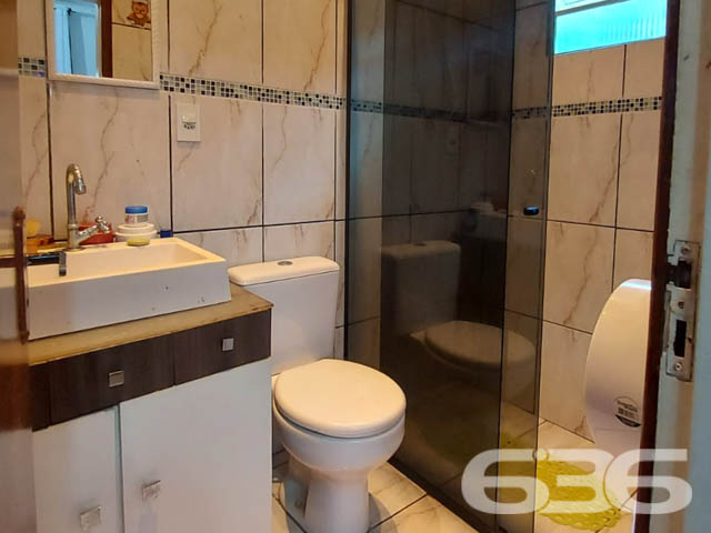 APROVEITE ESSA RESIDÊNCIA COM SUÍTE + 2 QUARTOS
Está procurando por um imóvel amplo para a família toda? Então acabou de encontrar!
São 460m² de terreno e 254m² de área construída de uma singela e harmoniosa residência, feita de alvenaria com piso em porcelanato, teto de PVC e telhas romanas. Com uma pintura discreta, proporcionando uma atmosfera primorosa e agradável ao local.
Dispondo de uma magnifica suíte, 2 quartos aconchegantes com possibilidade de fazer mais um quarto, sala de estar e jantar conjugadas, cozinha gourmet, despensa, home office e 2 banheiros, tudo muito bem edificado em prol do seu conforto e bem-estar.
Contendo ainda uma adorável e receptível área de festas com churrasqueira, para acalentar e deixar seus momentos de lazer bem mais especiais. E mais 3 vagas de garagem cobertas.
Equipado com vigilância eletrônica e portão eletrônico.
Situado no bairro Itinga, zona sul de Joinville, com fácil acesso as principais vias da região, próximo de mercados, ponto de ônibus, lojas e outros serviços de grande utilidade.
Agende já sua visita com um de nossos corretores e saiba mais sobre esse oportuno e vantajoso imóvel.
Esperamos por você!!!
Fale conosco:
IMOBILIÁRIA 636.
Telefone: (47) 3451-0636
WhatsApp: (47) 99190-0636