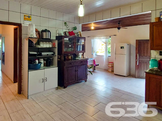 APROVEITE ESSA RESIDÊNCIA COM SUÍTE + 2 QUARTOS
Está procurando por um imóvel amplo para a família toda? Então acabou de encontrar!
São 460m² de terreno e 254m² de área construída de uma singela e harmoniosa residência, feita de alvenaria com piso em porcelanato, teto de PVC e telhas romanas. Com uma pintura discreta, proporcionando uma atmosfera primorosa e agradável ao local.
Dispondo de uma magnifica suíte, 2 quartos aconchegantes com possibilidade de fazer mais um quarto, sala de estar e jantar conjugadas, cozinha gourmet, despensa, home office e 2 banheiros, tudo muito bem edificado em prol do seu conforto e bem-estar.
Contendo ainda uma adorável e receptível área de festas com churrasqueira, para acalentar e deixar seus momentos de lazer bem mais especiais. E mais 3 vagas de garagem cobertas.
Equipado com vigilância eletrônica e portão eletrônico.
Situado no bairro Itinga, zona sul de Joinville, com fácil acesso as principais vias da região, próximo de mercados, ponto de ônibus, lojas e outros serviços de grande utilidade.
Agende já sua visita com um de nossos corretores e saiba mais sobre esse oportuno e vantajoso imóvel.
Esperamos por você!!!
Fale conosco:
IMOBILIÁRIA 636.
Telefone: (47) 3451-0636
WhatsApp: (47) 99190-0636