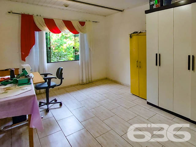 APROVEITE ESSA RESIDÊNCIA COM SUÍTE + 2 QUARTOS
Está procurando por um imóvel amplo para a família toda? Então acabou de encontrar!
São 460m² de terreno e 254m² de área construída de uma singela e harmoniosa residência, feita de alvenaria com piso em porcelanato, teto de PVC e telhas romanas. Com uma pintura discreta, proporcionando uma atmosfera primorosa e agradável ao local.
Dispondo de uma magnifica suíte, 2 quartos aconchegantes com possibilidade de fazer mais um quarto, sala de estar e jantar conjugadas, cozinha gourmet, despensa, home office e 2 banheiros, tudo muito bem edificado em prol do seu conforto e bem-estar.
Contendo ainda uma adorável e receptível área de festas com churrasqueira, para acalentar e deixar seus momentos de lazer bem mais especiais. E mais 3 vagas de garagem cobertas.
Equipado com vigilância eletrônica e portão eletrônico.
Situado no bairro Itinga, zona sul de Joinville, com fácil acesso as principais vias da região, próximo de mercados, ponto de ônibus, lojas e outros serviços de grande utilidade.
Agende já sua visita com um de nossos corretores e saiba mais sobre esse oportuno e vantajoso imóvel.
Esperamos por você!!!
Fale conosco:
IMOBILIÁRIA 636.
Telefone: (47) 3451-0636
WhatsApp: (47) 99190-0636