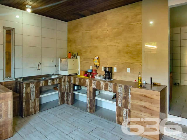APROVEITE ESSA RESIDÊNCIA COM SUÍTE + 2 QUARTOS
Está procurando por um imóvel amplo para a família toda? Então acabou de encontrar!
São 460m² de terreno e 254m² de área construída de uma singela e harmoniosa residência, feita de alvenaria com piso em porcelanato, teto de PVC e telhas romanas. Com uma pintura discreta, proporcionando uma atmosfera primorosa e agradável ao local.
Dispondo de uma magnifica suíte, 2 quartos aconchegantes com possibilidade de fazer mais um quarto, sala de estar e jantar conjugadas, cozinha gourmet, despensa, home office e 2 banheiros, tudo muito bem edificado em prol do seu conforto e bem-estar.
Contendo ainda uma adorável e receptível área de festas com churrasqueira, para acalentar e deixar seus momentos de lazer bem mais especiais. E mais 3 vagas de garagem cobertas.
Equipado com vigilância eletrônica e portão eletrônico.
Situado no bairro Itinga, zona sul de Joinville, com fácil acesso as principais vias da região, próximo de mercados, ponto de ônibus, lojas e outros serviços de grande utilidade.
Agende já sua visita com um de nossos corretores e saiba mais sobre esse oportuno e vantajoso imóvel.
Esperamos por você!!!
Fale conosco:
IMOBILIÁRIA 636.
Telefone: (47) 3451-0636
WhatsApp: (47) 99190-0636