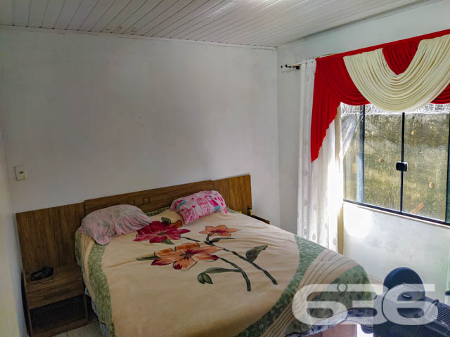 APROVEITE ESSA RESIDÊNCIA COM SUÍTE + 2 QUARTOS
Está procurando por um imóvel amplo para a família toda? Então acabou de encontrar!
São 460m² de terreno e 254m² de área construída de uma singela e harmoniosa residência, feita de alvenaria com piso em porcelanato, teto de PVC e telhas romanas. Com uma pintura discreta, proporcionando uma atmosfera primorosa e agradável ao local.
Dispondo de uma magnifica suíte, 2 quartos aconchegantes com possibilidade de fazer mais um quarto, sala de estar e jantar conjugadas, cozinha gourmet, despensa, home office e 2 banheiros, tudo muito bem edificado em prol do seu conforto e bem-estar.
Contendo ainda uma adorável e receptível área de festas com churrasqueira, para acalentar e deixar seus momentos de lazer bem mais especiais. E mais 3 vagas de garagem cobertas.
Equipado com vigilância eletrônica e portão eletrônico.
Situado no bairro Itinga, zona sul de Joinville, com fácil acesso as principais vias da região, próximo de mercados, ponto de ônibus, lojas e outros serviços de grande utilidade.
Agende já sua visita com um de nossos corretores e saiba mais sobre esse oportuno e vantajoso imóvel.
Esperamos por você!!!
Fale conosco:
IMOBILIÁRIA 636.
Telefone: (47) 3451-0636
WhatsApp: (47) 99190-0636