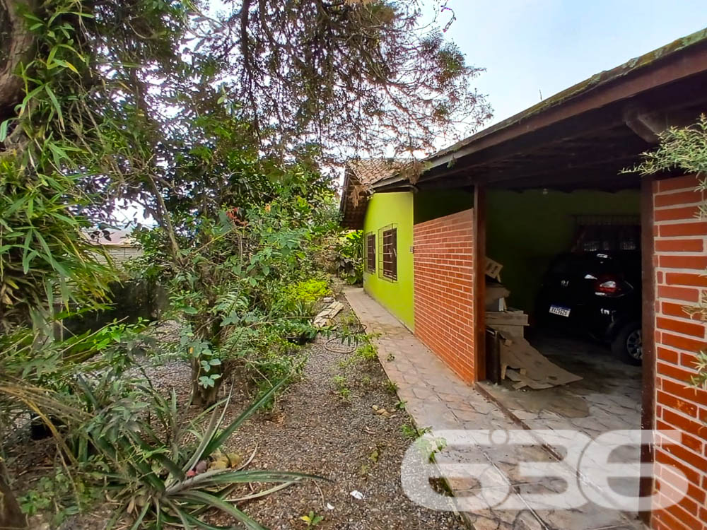 Descubra um lar onde a comodidade e o conforto encontram-se perfeitamente integrados no coração de Joinville, SC. Esta residência térrea, localizada no tranquilo bairro de Boehmerwald, apresenta um charme inigualável. Estuda permuta.

Esta casa possui uma generosa área externa com um jardim meticulosamente cuidado, perfeito para desfrutar de momentos ao ar livre e cultivar seus hobbies de jardinagem. A propriedade conta ainda com uma edícula recém-construída, ideal para transformar em um espaço de festas ou uma área de lazer adicional para a família e amigos.

Internamente, a casa oferece espaços amplos e bem distribuídos. A copa e cozinha conjugadas proporcionam um ambiente acolhedor para refeições em família, complementadas por armários embutidos que maximizam o espaço. A sala de estar é convidativa, perfeita para relaxar ou receber visitantes. O imóvel inclui três dormitórios, garantindo privacidade e conforto para todos os membros da família.

O imóvel também dispõe de três vagas de garagem descobertas e duas cobertas, garantindo facilidade e segurança para o estacionamento dos veículos. Com portão eletrônico e toda a área externa cercada, a segurança é uma prioridade garantida.

A localização não poderia ser melhor. Situada em uma rua pavimentada, com fácil acesso às principais vias da cidade, a residência está próxima a escolas, serviços públicos essenciais e transporte público, facilitando a rotina diária.

Ideal para quem busca uma casa com conforto, privacidade e praticidade, este imóvel em Joinville é a escolha perfeita para quem deseja um lar para crescer, celebrar e viver momentos inesquecíveis.

Não perca a chance de conhecer este belo imóvel. Agende sua visita e venha descobrir pessoalmente tudo o que esta casa tem a oferecer. Seu novo lar espera por você em Boehmerwald, Joinville!
 
636 NEGÓCIOS IMOBILIÁRIOS: A SUA MELHOR ESCOLHA
Com mais de 30 anos de experiência, a 636 Negócios Imobiliários é sua parceira ideal para encontrar o imóvel perfeito. Estamos prontos para ajudá-lo a fazer deste imóvel o seu novo lar.
 
Telefone: (47) 3451-0636
WhatsApp: (47) 99190-0636
 
Não perca esta oportunidade única. Visite nosso site para mais informações: i636.com.br
