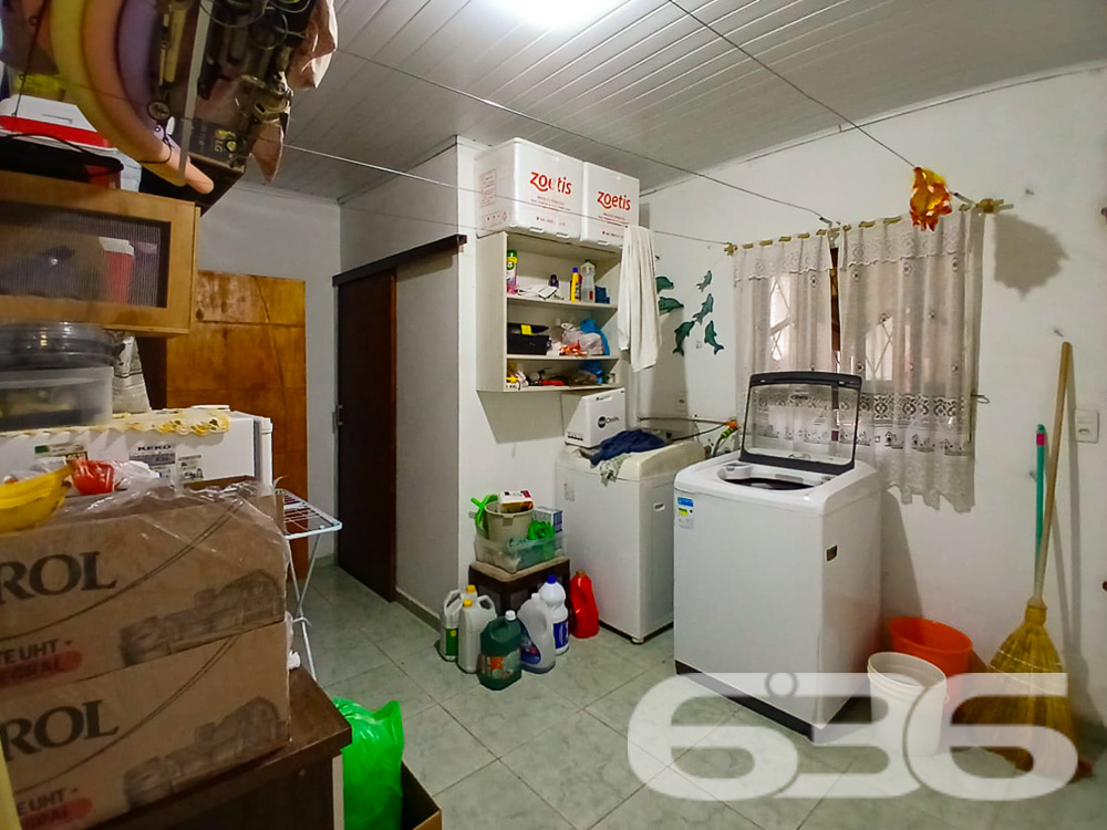 Descubra um lar onde a comodidade e o conforto encontram-se perfeitamente integrados no coração de Joinville, SC. Esta residência térrea, localizada no tranquilo bairro de Boehmerwald, apresenta um charme inigualável. Estuda permuta.

Esta casa possui uma generosa área externa com um jardim meticulosamente cuidado, perfeito para desfrutar de momentos ao ar livre e cultivar seus hobbies de jardinagem. A propriedade conta ainda com uma edícula recém-construída, ideal para transformar em um espaço de festas ou uma área de lazer adicional para a família e amigos.

Internamente, a casa oferece espaços amplos e bem distribuídos. A copa e cozinha conjugadas proporcionam um ambiente acolhedor para refeições em família, complementadas por armários embutidos que maximizam o espaço. A sala de estar é convidativa, perfeita para relaxar ou receber visitantes. O imóvel inclui três dormitórios, garantindo privacidade e conforto para todos os membros da família.

O imóvel também dispõe de três vagas de garagem descobertas e duas cobertas, garantindo facilidade e segurança para o estacionamento dos veículos. Com portão eletrônico e toda a área externa cercada, a segurança é uma prioridade garantida.

A localização não poderia ser melhor. Situada em uma rua pavimentada, com fácil acesso às principais vias da cidade, a residência está próxima a escolas, serviços públicos essenciais e transporte público, facilitando a rotina diária.

Ideal para quem busca uma casa com conforto, privacidade e praticidade, este imóvel em Joinville é a escolha perfeita para quem deseja um lar para crescer, celebrar e viver momentos inesquecíveis.

Não perca a chance de conhecer este belo imóvel. Agende sua visita e venha descobrir pessoalmente tudo o que esta casa tem a oferecer. Seu novo lar espera por você em Boehmerwald, Joinville!
 
636 NEGÓCIOS IMOBILIÁRIOS: A SUA MELHOR ESCOLHA
Com mais de 30 anos de experiência, a 636 Negócios Imobiliários é sua parceira ideal para encontrar o imóvel perfeito. Estamos prontos para ajudá-lo a fazer deste imóvel o seu novo lar.
 
Telefone: (47) 3451-0636
WhatsApp: (47) 99190-0636
 
Não perca esta oportunidade única. Visite nosso site para mais informações: i636.com.br