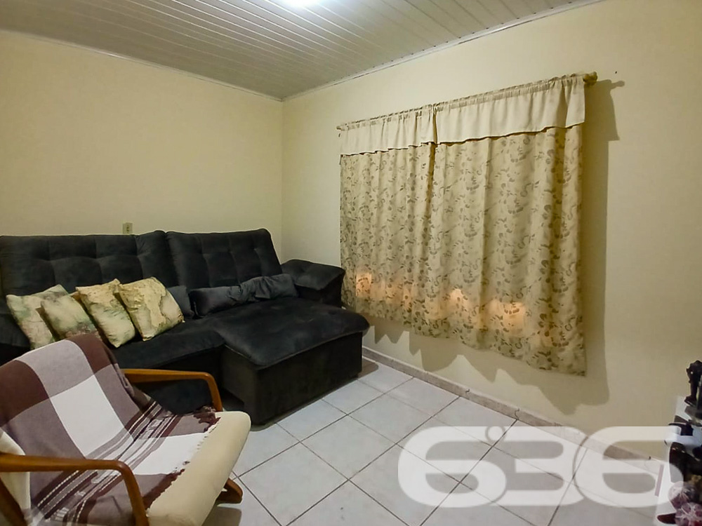 Descubra um lar onde a comodidade e o conforto encontram-se perfeitamente integrados no coração de Joinville, SC. Esta residência térrea, localizada no tranquilo bairro de Boehmerwald, apresenta um charme inigualável. Estuda permuta.

Esta casa possui uma generosa área externa com um jardim meticulosamente cuidado, perfeito para desfrutar de momentos ao ar livre e cultivar seus hobbies de jardinagem. A propriedade conta ainda com uma edícula recém-construída, ideal para transformar em um espaço de festas ou uma área de lazer adicional para a família e amigos.

Internamente, a casa oferece espaços amplos e bem distribuídos. A copa e cozinha conjugadas proporcionam um ambiente acolhedor para refeições em família, complementadas por armários embutidos que maximizam o espaço. A sala de estar é convidativa, perfeita para relaxar ou receber visitantes. O imóvel inclui três dormitórios, garantindo privacidade e conforto para todos os membros da família.

O imóvel também dispõe de três vagas de garagem descobertas e duas cobertas, garantindo facilidade e segurança para o estacionamento dos veículos. Com portão eletrônico e toda a área externa cercada, a segurança é uma prioridade garantida.

A localização não poderia ser melhor. Situada em uma rua pavimentada, com fácil acesso às principais vias da cidade, a residência está próxima a escolas, serviços públicos essenciais e transporte público, facilitando a rotina diária.

Ideal para quem busca uma casa com conforto, privacidade e praticidade, este imóvel em Joinville é a escolha perfeita para quem deseja um lar para crescer, celebrar e viver momentos inesquecíveis.

Não perca a chance de conhecer este belo imóvel. Agende sua visita e venha descobrir pessoalmente tudo o que esta casa tem a oferecer. Seu novo lar espera por você em Boehmerwald, Joinville!
 
636 NEGÓCIOS IMOBILIÁRIOS: A SUA MELHOR ESCOLHA
Com mais de 30 anos de experiência, a 636 Negócios Imobiliários é sua parceira ideal para encontrar o imóvel perfeito. Estamos prontos para ajudá-lo a fazer deste imóvel o seu novo lar.
 
Telefone: (47) 3451-0636
WhatsApp: (47) 99190-0636
 
Não perca esta oportunidade única. Visite nosso site para mais informações: i636.com.br