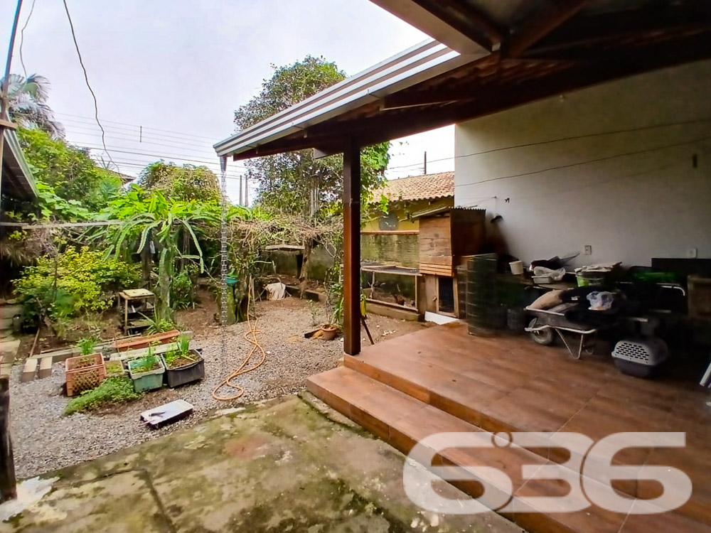 Descubra um lar onde a comodidade e o conforto encontram-se perfeitamente integrados no coração de Joinville, SC. Esta residência térrea, localizada no tranquilo bairro de Boehmerwald, apresenta um charme inigualável. Estuda permuta.

Esta casa possui uma generosa área externa com um jardim meticulosamente cuidado, perfeito para desfrutar de momentos ao ar livre e cultivar seus hobbies de jardinagem. A propriedade conta ainda com uma edícula recém-construída, ideal para transformar em um espaço de festas ou uma área de lazer adicional para a família e amigos.

Internamente, a casa oferece espaços amplos e bem distribuídos. A copa e cozinha conjugadas proporcionam um ambiente acolhedor para refeições em família, complementadas por armários embutidos que maximizam o espaço. A sala de estar é convidativa, perfeita para relaxar ou receber visitantes. O imóvel inclui três dormitórios, garantindo privacidade e conforto para todos os membros da família.

O imóvel também dispõe de três vagas de garagem descobertas e duas cobertas, garantindo facilidade e segurança para o estacionamento dos veículos. Com portão eletrônico e toda a área externa cercada, a segurança é uma prioridade garantida.

A localização não poderia ser melhor. Situada em uma rua pavimentada, com fácil acesso às principais vias da cidade, a residência está próxima a escolas, serviços públicos essenciais e transporte público, facilitando a rotina diária.

Ideal para quem busca uma casa com conforto, privacidade e praticidade, este imóvel em Joinville é a escolha perfeita para quem deseja um lar para crescer, celebrar e viver momentos inesquecíveis.

Não perca a chance de conhecer este belo imóvel. Agende sua visita e venha descobrir pessoalmente tudo o que esta casa tem a oferecer. Seu novo lar espera por você em Boehmerwald, Joinville!
 
636 NEGÓCIOS IMOBILIÁRIOS: A SUA MELHOR ESCOLHA
Com mais de 30 anos de experiência, a 636 Negócios Imobiliários é sua parceira ideal para encontrar o imóvel perfeito. Estamos prontos para ajudá-lo a fazer deste imóvel o seu novo lar.
 
Telefone: (47) 3451-0636
WhatsApp: (47) 99190-0636
 
Não perca esta oportunidade única. Visite nosso site para mais informações: i636.com.br