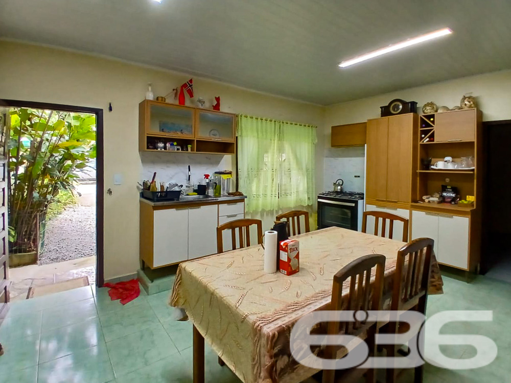 Descubra um lar onde a comodidade e o conforto encontram-se perfeitamente integrados no coração de Joinville, SC. Esta residência térrea, localizada no tranquilo bairro de Boehmerwald, apresenta um charme inigualável. Estuda permuta.

Esta casa possui uma generosa área externa com um jardim meticulosamente cuidado, perfeito para desfrutar de momentos ao ar livre e cultivar seus hobbies de jardinagem. A propriedade conta ainda com uma edícula recém-construída, ideal para transformar em um espaço de festas ou uma área de lazer adicional para a família e amigos.

Internamente, a casa oferece espaços amplos e bem distribuídos. A copa e cozinha conjugadas proporcionam um ambiente acolhedor para refeições em família, complementadas por armários embutidos que maximizam o espaço. A sala de estar é convidativa, perfeita para relaxar ou receber visitantes. O imóvel inclui três dormitórios, garantindo privacidade e conforto para todos os membros da família.

O imóvel também dispõe de três vagas de garagem descobertas e duas cobertas, garantindo facilidade e segurança para o estacionamento dos veículos. Com portão eletrônico e toda a área externa cercada, a segurança é uma prioridade garantida.

A localização não poderia ser melhor. Situada em uma rua pavimentada, com fácil acesso às principais vias da cidade, a residência está próxima a escolas, serviços públicos essenciais e transporte público, facilitando a rotina diária.

Ideal para quem busca uma casa com conforto, privacidade e praticidade, este imóvel em Joinville é a escolha perfeita para quem deseja um lar para crescer, celebrar e viver momentos inesquecíveis.

Não perca a chance de conhecer este belo imóvel. Agende sua visita e venha descobrir pessoalmente tudo o que esta casa tem a oferecer. Seu novo lar espera por você em Boehmerwald, Joinville!
 
636 NEGÓCIOS IMOBILIÁRIOS: A SUA MELHOR ESCOLHA
Com mais de 30 anos de experiência, a 636 Negócios Imobiliários é sua parceira ideal para encontrar o imóvel perfeito. Estamos prontos para ajudá-lo a fazer deste imóvel o seu novo lar.
 
Telefone: (47) 3451-0636
WhatsApp: (47) 99190-0636
 
Não perca esta oportunidade única. Visite nosso site para mais informações: i636.com.br
