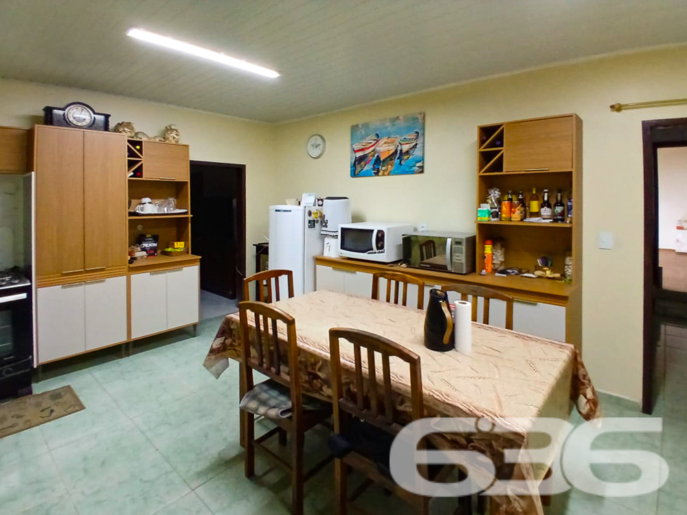 Descubra um lar onde a comodidade e o conforto encontram-se perfeitamente integrados no coração de Joinville, SC. Esta residência térrea, localizada no tranquilo bairro de Boehmerwald, apresenta um charme inigualável. Estuda permuta.

Esta casa possui uma generosa área externa com um jardim meticulosamente cuidado, perfeito para desfrutar de momentos ao ar livre e cultivar seus hobbies de jardinagem. A propriedade conta ainda com uma edícula recém-construída, ideal para transformar em um espaço de festas ou uma área de lazer adicional para a família e amigos.

Internamente, a casa oferece espaços amplos e bem distribuídos. A copa e cozinha conjugadas proporcionam um ambiente acolhedor para refeições em família, complementadas por armários embutidos que maximizam o espaço. A sala de estar é convidativa, perfeita para relaxar ou receber visitantes. O imóvel inclui três dormitórios, garantindo privacidade e conforto para todos os membros da família.

O imóvel também dispõe de três vagas de garagem descobertas e duas cobertas, garantindo facilidade e segurança para o estacionamento dos veículos. Com portão eletrônico e toda a área externa cercada, a segurança é uma prioridade garantida.

A localização não poderia ser melhor. Situada em uma rua pavimentada, com fácil acesso às principais vias da cidade, a residência está próxima a escolas, serviços públicos essenciais e transporte público, facilitando a rotina diária.

Ideal para quem busca uma casa com conforto, privacidade e praticidade, este imóvel em Joinville é a escolha perfeita para quem deseja um lar para crescer, celebrar e viver momentos inesquecíveis.

Não perca a chance de conhecer este belo imóvel. Agende sua visita e venha descobrir pessoalmente tudo o que esta casa tem a oferecer. Seu novo lar espera por você em Boehmerwald, Joinville!
 
636 NEGÓCIOS IMOBILIÁRIOS: A SUA MELHOR ESCOLHA
Com mais de 30 anos de experiência, a 636 Negócios Imobiliários é sua parceira ideal para encontrar o imóvel perfeito. Estamos prontos para ajudá-lo a fazer deste imóvel o seu novo lar.
 
Telefone: (47) 3451-0636
WhatsApp: (47) 99190-0636
 
Não perca esta oportunidade única. Visite nosso site para mais informações: i636.com.br