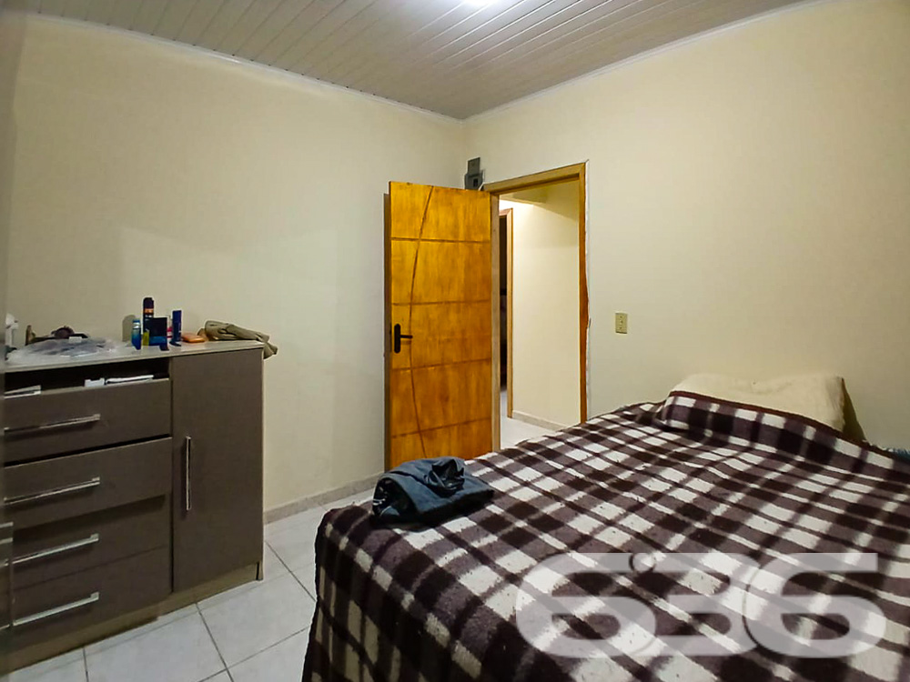Descubra um lar onde a comodidade e o conforto encontram-se perfeitamente integrados no coração de Joinville, SC. Esta residência térrea, localizada no tranquilo bairro de Boehmerwald, apresenta um charme inigualável. Estuda permuta.

Esta casa possui uma generosa área externa com um jardim meticulosamente cuidado, perfeito para desfrutar de momentos ao ar livre e cultivar seus hobbies de jardinagem. A propriedade conta ainda com uma edícula recém-construída, ideal para transformar em um espaço de festas ou uma área de lazer adicional para a família e amigos.

Internamente, a casa oferece espaços amplos e bem distribuídos. A copa e cozinha conjugadas proporcionam um ambiente acolhedor para refeições em família, complementadas por armários embutidos que maximizam o espaço. A sala de estar é convidativa, perfeita para relaxar ou receber visitantes. O imóvel inclui três dormitórios, garantindo privacidade e conforto para todos os membros da família.

O imóvel também dispõe de três vagas de garagem descobertas e duas cobertas, garantindo facilidade e segurança para o estacionamento dos veículos. Com portão eletrônico e toda a área externa cercada, a segurança é uma prioridade garantida.

A localização não poderia ser melhor. Situada em uma rua pavimentada, com fácil acesso às principais vias da cidade, a residência está próxima a escolas, serviços públicos essenciais e transporte público, facilitando a rotina diária.

Ideal para quem busca uma casa com conforto, privacidade e praticidade, este imóvel em Joinville é a escolha perfeita para quem deseja um lar para crescer, celebrar e viver momentos inesquecíveis.

Não perca a chance de conhecer este belo imóvel. Agende sua visita e venha descobrir pessoalmente tudo o que esta casa tem a oferecer. Seu novo lar espera por você em Boehmerwald, Joinville!
 
636 NEGÓCIOS IMOBILIÁRIOS: A SUA MELHOR ESCOLHA
Com mais de 30 anos de experiência, a 636 Negócios Imobiliários é sua parceira ideal para encontrar o imóvel perfeito. Estamos prontos para ajudá-lo a fazer deste imóvel o seu novo lar.
 
Telefone: (47) 3451-0636
WhatsApp: (47) 99190-0636
 
Não perca esta oportunidade única. Visite nosso site para mais informações: i636.com.br