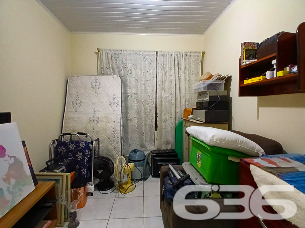 Descubra um lar onde a comodidade e o conforto encontram-se perfeitamente integrados no coração de Joinville, SC. Esta residência térrea, localizada no tranquilo bairro de Boehmerwald, apresenta um charme inigualável. Estuda permuta.

Esta casa possui uma generosa área externa com um jardim meticulosamente cuidado, perfeito para desfrutar de momentos ao ar livre e cultivar seus hobbies de jardinagem. A propriedade conta ainda com uma edícula recém-construída, ideal para transformar em um espaço de festas ou uma área de lazer adicional para a família e amigos.

Internamente, a casa oferece espaços amplos e bem distribuídos. A copa e cozinha conjugadas proporcionam um ambiente acolhedor para refeições em família, complementadas por armários embutidos que maximizam o espaço. A sala de estar é convidativa, perfeita para relaxar ou receber visitantes. O imóvel inclui três dormitórios, garantindo privacidade e conforto para todos os membros da família.

O imóvel também dispõe de três vagas de garagem descobertas e duas cobertas, garantindo facilidade e segurança para o estacionamento dos veículos. Com portão eletrônico e toda a área externa cercada, a segurança é uma prioridade garantida.

A localização não poderia ser melhor. Situada em uma rua pavimentada, com fácil acesso às principais vias da cidade, a residência está próxima a escolas, serviços públicos essenciais e transporte público, facilitando a rotina diária.

Ideal para quem busca uma casa com conforto, privacidade e praticidade, este imóvel em Joinville é a escolha perfeita para quem deseja um lar para crescer, celebrar e viver momentos inesquecíveis.

Não perca a chance de conhecer este belo imóvel. Agende sua visita e venha descobrir pessoalmente tudo o que esta casa tem a oferecer. Seu novo lar espera por você em Boehmerwald, Joinville!
 
636 NEGÓCIOS IMOBILIÁRIOS: A SUA MELHOR ESCOLHA
Com mais de 30 anos de experiência, a 636 Negócios Imobiliários é sua parceira ideal para encontrar o imóvel perfeito. Estamos prontos para ajudá-lo a fazer deste imóvel o seu novo lar.
 
Telefone: (47) 3451-0636
WhatsApp: (47) 99190-0636
 
Não perca esta oportunidade única. Visite nosso site para mais informações: i636.com.br