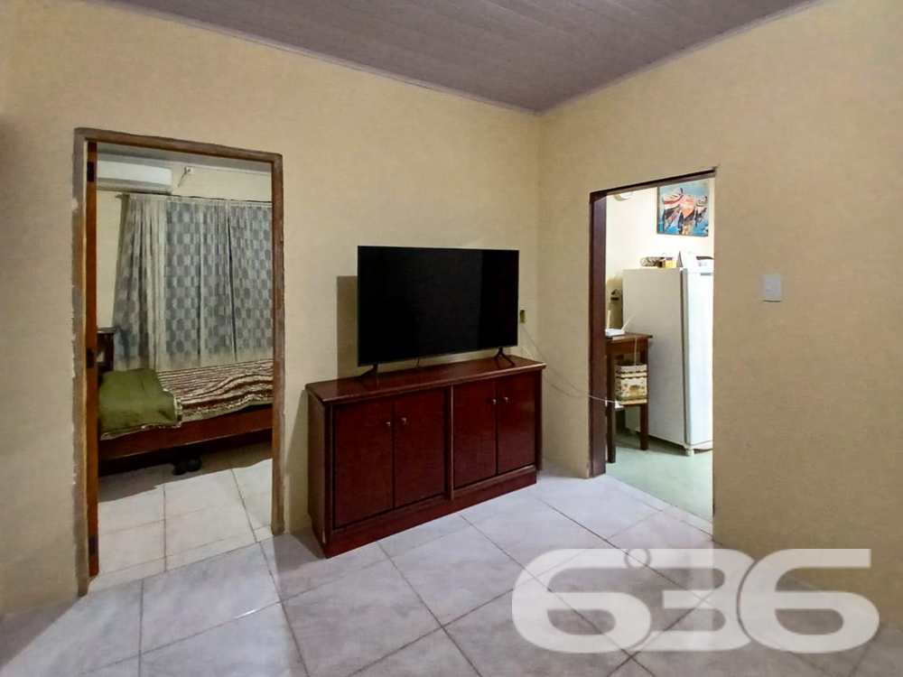 Descubra um lar onde a comodidade e o conforto encontram-se perfeitamente integrados no coração de Joinville, SC. Esta residência térrea, localizada no tranquilo bairro de Boehmerwald, apresenta um charme inigualável. Estuda permuta.

Esta casa possui uma generosa área externa com um jardim meticulosamente cuidado, perfeito para desfrutar de momentos ao ar livre e cultivar seus hobbies de jardinagem. A propriedade conta ainda com uma edícula recém-construída, ideal para transformar em um espaço de festas ou uma área de lazer adicional para a família e amigos.

Internamente, a casa oferece espaços amplos e bem distribuídos. A copa e cozinha conjugadas proporcionam um ambiente acolhedor para refeições em família, complementadas por armários embutidos que maximizam o espaço. A sala de estar é convidativa, perfeita para relaxar ou receber visitantes. O imóvel inclui três dormitórios, garantindo privacidade e conforto para todos os membros da família.

O imóvel também dispõe de três vagas de garagem descobertas e duas cobertas, garantindo facilidade e segurança para o estacionamento dos veículos. Com portão eletrônico e toda a área externa cercada, a segurança é uma prioridade garantida.

A localização não poderia ser melhor. Situada em uma rua pavimentada, com fácil acesso às principais vias da cidade, a residência está próxima a escolas, serviços públicos essenciais e transporte público, facilitando a rotina diária.

Ideal para quem busca uma casa com conforto, privacidade e praticidade, este imóvel em Joinville é a escolha perfeita para quem deseja um lar para crescer, celebrar e viver momentos inesquecíveis.

Não perca a chance de conhecer este belo imóvel. Agende sua visita e venha descobrir pessoalmente tudo o que esta casa tem a oferecer. Seu novo lar espera por você em Boehmerwald, Joinville!
 
636 NEGÓCIOS IMOBILIÁRIOS: A SUA MELHOR ESCOLHA
Com mais de 30 anos de experiência, a 636 Negócios Imobiliários é sua parceira ideal para encontrar o imóvel perfeito. Estamos prontos para ajudá-lo a fazer deste imóvel o seu novo lar.
 
Telefone: (47) 3451-0636
WhatsApp: (47) 99190-0636
 
Não perca esta oportunidade única. Visite nosso site para mais informações: i636.com.br