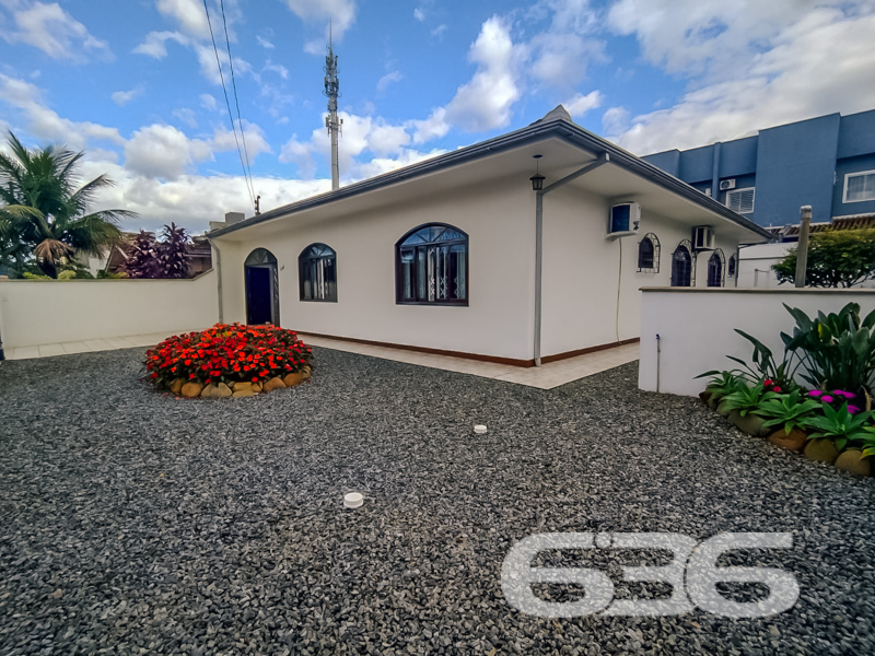 Casa à venda no Iririú, Joinville | 3 quartos | 3