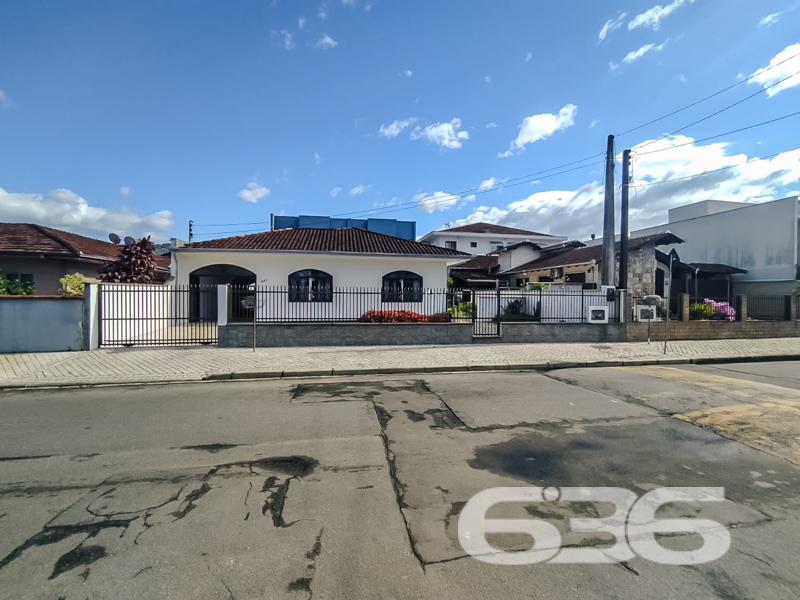 Casa à venda no Iririú, Joinville | 3 quartos | 3