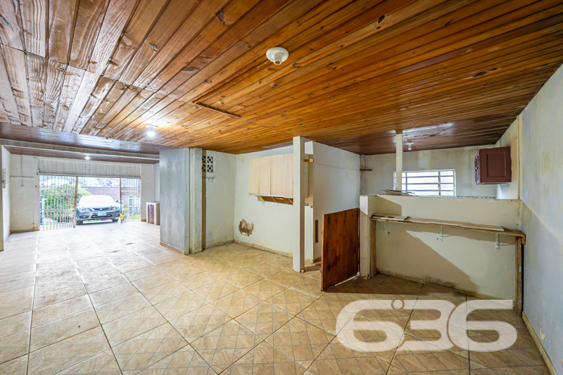 Oportunidade em Joinville! Casa térrea em terreno amplo com 502m² – Bairro Nova Brasília
Se você busca um imóvel com ótimo potencial de reforma ou ampliação em uma localização estratégica e com amplo terreno, essa residência é a escolha certa! Situada no bairro Nova Brasília, em Joinville/SC, esta casa térrea oferece estrutura sólida, cômodos bem distribuídos e uma área de terreno generosa com 502m². Estuda permuta.
A residência possui aproximadamente 88,90m² de área construída, com ambientes iluminados e ventilados naturalmente.
Sua composição atual conta com 2 dormitórios, sala de estar, banheiro, cozinha, lavabo, área de festas, jardim, garagem coberta e descoberta. O imóvel está murado, com grades de segurança e permite animais.
Localização privilegiada: rua pavimentada e tranquila, com fácil acesso a vias principais, transporte público, escolas, hospitais, comércios e serviços essenciais.
Estrutura externa com espaço para novos projetos como piscina, edícula ou hortas.
Área de festas integrada à garagem com potencial para transformar em ambiente gourmet ou salão de jogos.
Não perca a oportunidade de transformar esse imóvel no lar dos seus sonhos ou em uma excelente fonte de renda!
Entre em contato agora com a 636 Negócios Imobiliários — mais de 30 anos de experiência em intermediar sonhos com segurança, garra e perfeição técnico-jurídica.
636 NEGÓCIOS IMOBILIÁRIOS: A SUA MELHOR ESCOLHA
Com mais de 30 anos de experiência, a 636 Negócios Imobiliários é sua parceira ideal para encontrar o imóvel perfeito. Estamos prontos para ajudá-lo a fazer deste imóvel o seu novo lar.
Telefone: (47) 3451-0636
WhatsApp: (47) 99190-0636
Não perca esta oportunidade única. Visite nosso site para mais informações: i636.com.br