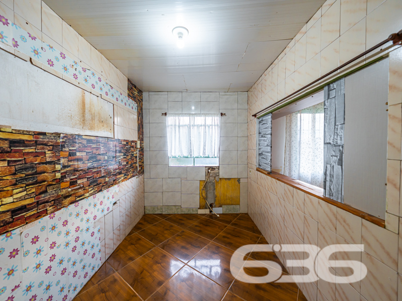 Oportunidade em Joinville! Casa térrea em terreno amplo com 502m² – Bairro Nova Brasília
Se você busca um imóvel com ótimo potencial de reforma ou ampliação em uma localização estratégica e com amplo terreno, essa residência é a escolha certa! Situada no bairro Nova Brasília, em Joinville/SC, esta casa térrea oferece estrutura sólida, cômodos bem distribuídos e uma área de terreno generosa com 502m². Estuda permuta.
A residência possui aproximadamente 88,90m² de área construída, com ambientes iluminados e ventilados naturalmente.
Sua composição atual conta com 2 dormitórios, sala de estar, banheiro, cozinha, lavabo, área de festas, jardim, garagem coberta e descoberta. O imóvel está murado, com grades de segurança e permite animais.
Localização privilegiada: rua pavimentada e tranquila, com fácil acesso a vias principais, transporte público, escolas, hospitais, comércios e serviços essenciais.
Estrutura externa com espaço para novos projetos como piscina, edícula ou hortas.
Área de festas integrada à garagem com potencial para transformar em ambiente gourmet ou salão de jogos.
Não perca a oportunidade de transformar esse imóvel no lar dos seus sonhos ou em uma excelente fonte de renda!
Entre em contato agora com a 636 Negócios Imobiliários — mais de 30 anos de experiência em intermediar sonhos com segurança, garra e perfeição técnico-jurídica.
636 NEGÓCIOS IMOBILIÁRIOS: A SUA MELHOR ESCOLHA
Com mais de 30 anos de experiência, a 636 Negócios Imobiliários é sua parceira ideal para encontrar o imóvel perfeito. Estamos prontos para ajudá-lo a fazer deste imóvel o seu novo lar.
Telefone: (47) 3451-0636
WhatsApp: (47) 99190-0636
Não perca esta oportunidade única. Visite nosso site para mais informações: i636.com.br