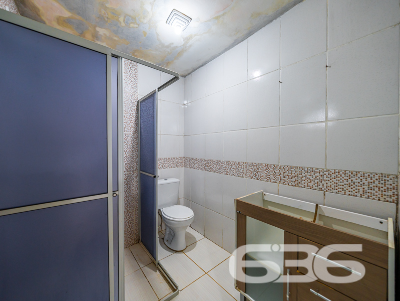 Oportunidade em Joinville! Casa térrea em terreno amplo com 502m² – Bairro Nova Brasília
Se você busca um imóvel com ótimo potencial de reforma ou ampliação em uma localização estratégica e com amplo terreno, essa residência é a escolha certa! Situada no bairro Nova Brasília, em Joinville/SC, esta casa térrea oferece estrutura sólida, cômodos bem distribuídos e uma área de terreno generosa com 502m². Estuda permuta.
A residência possui aproximadamente 88,90m² de área construída, com ambientes iluminados e ventilados naturalmente.
Sua composição atual conta com 2 dormitórios, sala de estar, banheiro, cozinha, lavabo, área de festas, jardim, garagem coberta e descoberta. O imóvel está murado, com grades de segurança e permite animais.
Localização privilegiada: rua pavimentada e tranquila, com fácil acesso a vias principais, transporte público, escolas, hospitais, comércios e serviços essenciais.
Estrutura externa com espaço para novos projetos como piscina, edícula ou hortas.
Área de festas integrada à garagem com potencial para transformar em ambiente gourmet ou salão de jogos.
Não perca a oportunidade de transformar esse imóvel no lar dos seus sonhos ou em uma excelente fonte de renda!
Entre em contato agora com a 636 Negócios Imobiliários — mais de 30 anos de experiência em intermediar sonhos com segurança, garra e perfeição técnico-jurídica.
636 NEGÓCIOS IMOBILIÁRIOS: A SUA MELHOR ESCOLHA
Com mais de 30 anos de experiência, a 636 Negócios Imobiliários é sua parceira ideal para encontrar o imóvel perfeito. Estamos prontos para ajudá-lo a fazer deste imóvel o seu novo lar.
Telefone: (47) 3451-0636
WhatsApp: (47) 99190-0636
Não perca esta oportunidade única. Visite nosso site para mais informações: i636.com.br