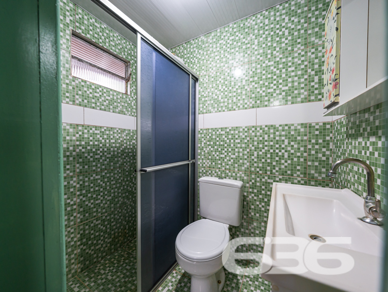 Oportunidade em Joinville! Casa térrea em terreno amplo com 502m² – Bairro Nova Brasília
Se você busca um imóvel com ótimo potencial de reforma ou ampliação em uma localização estratégica e com amplo terreno, essa residência é a escolha certa! Situada no bairro Nova Brasília, em Joinville/SC, esta casa térrea oferece estrutura sólida, cômodos bem distribuídos e uma área de terreno generosa com 502m². Estuda permuta.
A residência possui aproximadamente 88,90m² de área construída, com ambientes iluminados e ventilados naturalmente.
Sua composição atual conta com 2 dormitórios, sala de estar, banheiro, cozinha, lavabo, área de festas, jardim, garagem coberta e descoberta. O imóvel está murado, com grades de segurança e permite animais.
Localização privilegiada: rua pavimentada e tranquila, com fácil acesso a vias principais, transporte público, escolas, hospitais, comércios e serviços essenciais.
Estrutura externa com espaço para novos projetos como piscina, edícula ou hortas.
Área de festas integrada à garagem com potencial para transformar em ambiente gourmet ou salão de jogos.
Não perca a oportunidade de transformar esse imóvel no lar dos seus sonhos ou em uma excelente fonte de renda!
Entre em contato agora com a 636 Negócios Imobiliários — mais de 30 anos de experiência em intermediar sonhos com segurança, garra e perfeição técnico-jurídica.
636 NEGÓCIOS IMOBILIÁRIOS: A SUA MELHOR ESCOLHA
Com mais de 30 anos de experiência, a 636 Negócios Imobiliários é sua parceira ideal para encontrar o imóvel perfeito. Estamos prontos para ajudá-lo a fazer deste imóvel o seu novo lar.
Telefone: (47) 3451-0636
WhatsApp: (47) 99190-0636
Não perca esta oportunidade única. Visite nosso site para mais informações: i636.com.br