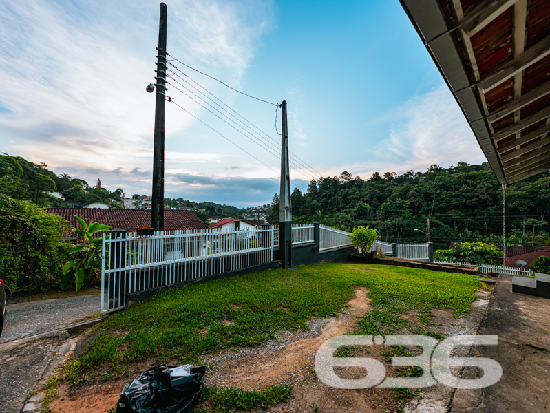 Oportunidade em Joinville! Casa térrea em terreno amplo com 502m² – Bairro Nova Brasília
Se você busca um imóvel com ótimo potencial de reforma ou ampliação em uma localização estratégica e com amplo terreno, essa residência é a escolha certa! Situada no bairro Nova Brasília, em Joinville/SC, esta casa térrea oferece estrutura sólida, cômodos bem distribuídos e uma área de terreno generosa com 502m². Estuda permuta.
A residência possui aproximadamente 88,90m² de área construída, com ambientes iluminados e ventilados naturalmente.
Sua composição atual conta com 2 dormitórios, sala de estar, banheiro, cozinha, lavabo, área de festas, jardim, garagem coberta e descoberta. O imóvel está murado, com grades de segurança e permite animais.
Localização privilegiada: rua pavimentada e tranquila, com fácil acesso a vias principais, transporte público, escolas, hospitais, comércios e serviços essenciais.
Estrutura externa com espaço para novos projetos como piscina, edícula ou hortas.
Área de festas integrada à garagem com potencial para transformar em ambiente gourmet ou salão de jogos.
Não perca a oportunidade de transformar esse imóvel no lar dos seus sonhos ou em uma excelente fonte de renda!
Entre em contato agora com a 636 Negócios Imobiliários — mais de 30 anos de experiência em intermediar sonhos com segurança, garra e perfeição técnico-jurídica.
636 NEGÓCIOS IMOBILIÁRIOS: A SUA MELHOR ESCOLHA
Com mais de 30 anos de experiência, a 636 Negócios Imobiliários é sua parceira ideal para encontrar o imóvel perfeito. Estamos prontos para ajudá-lo a fazer deste imóvel o seu novo lar.
Telefone: (47) 3451-0636
WhatsApp: (47) 99190-0636
Não perca esta oportunidade única. Visite nosso site para mais informações: i636.com.br