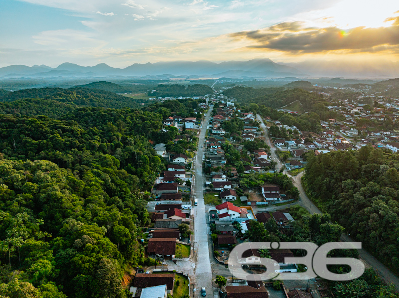 Oportunidade em Joinville! Casa térrea em terreno amplo com 502m² – Bairro Nova Brasília
Se você busca um imóvel com ótimo potencial de reforma ou ampliação em uma localização estratégica e com amplo terreno, essa residência é a escolha certa! Situada no bairro Nova Brasília, em Joinville/SC, esta casa térrea oferece estrutura sólida, cômodos bem distribuídos e uma área de terreno generosa com 502m². Estuda permuta.
A residência possui aproximadamente 88,90m² de área construída, com ambientes iluminados e ventilados naturalmente.
Sua composição atual conta com 2 dormitórios, sala de estar, banheiro, cozinha, lavabo, área de festas, jardim, garagem coberta e descoberta. O imóvel está murado, com grades de segurança e permite animais.
Localização privilegiada: rua pavimentada e tranquila, com fácil acesso a vias principais, transporte público, escolas, hospitais, comércios e serviços essenciais.
Estrutura externa com espaço para novos projetos como piscina, edícula ou hortas.
Área de festas integrada à garagem com potencial para transformar em ambiente gourmet ou salão de jogos.
Não perca a oportunidade de transformar esse imóvel no lar dos seus sonhos ou em uma excelente fonte de renda!
Entre em contato agora com a 636 Negócios Imobiliários — mais de 30 anos de experiência em intermediar sonhos com segurança, garra e perfeição técnico-jurídica.
636 NEGÓCIOS IMOBILIÁRIOS: A SUA MELHOR ESCOLHA
Com mais de 30 anos de experiência, a 636 Negócios Imobiliários é sua parceira ideal para encontrar o imóvel perfeito. Estamos prontos para ajudá-lo a fazer deste imóvel o seu novo lar.
Telefone: (47) 3451-0636
WhatsApp: (47) 99190-0636
Não perca esta oportunidade única. Visite nosso site para mais informações: i636.com.br
