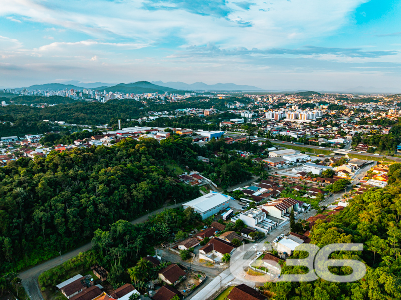 Oportunidade em Joinville! Casa térrea em terreno amplo com 502m² – Bairro Nova Brasília
Se você busca um imóvel com ótimo potencial de reforma ou ampliação em uma localização estratégica e com amplo terreno, essa residência é a escolha certa! Situada no bairro Nova Brasília, em Joinville/SC, esta casa térrea oferece estrutura sólida, cômodos bem distribuídos e uma área de terreno generosa com 502m². Estuda permuta.
A residência possui aproximadamente 88,90m² de área construída, com ambientes iluminados e ventilados naturalmente.
Sua composição atual conta com 2 dormitórios, sala de estar, banheiro, cozinha, lavabo, área de festas, jardim, garagem coberta e descoberta. O imóvel está murado, com grades de segurança e permite animais.
Localização privilegiada: rua pavimentada e tranquila, com fácil acesso a vias principais, transporte público, escolas, hospitais, comércios e serviços essenciais.
Estrutura externa com espaço para novos projetos como piscina, edícula ou hortas.
Área de festas integrada à garagem com potencial para transformar em ambiente gourmet ou salão de jogos.
Não perca a oportunidade de transformar esse imóvel no lar dos seus sonhos ou em uma excelente fonte de renda!
Entre em contato agora com a 636 Negócios Imobiliários — mais de 30 anos de experiência em intermediar sonhos com segurança, garra e perfeição técnico-jurídica.
636 NEGÓCIOS IMOBILIÁRIOS: A SUA MELHOR ESCOLHA
Com mais de 30 anos de experiência, a 636 Negócios Imobiliários é sua parceira ideal para encontrar o imóvel perfeito. Estamos prontos para ajudá-lo a fazer deste imóvel o seu novo lar.
Telefone: (47) 3451-0636
WhatsApp: (47) 99190-0636
Não perca esta oportunidade única. Visite nosso site para mais informações: i636.com.br