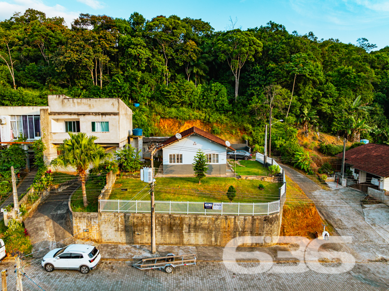 Oportunidade em Joinville! Casa térrea em terreno amplo com 502m² – Bairro Nova Brasília
Se você busca um imóvel com ótimo potencial de reforma ou ampliação em uma localização estratégica e com amplo terreno, essa residência é a escolha certa! Situada no bairro Nova Brasília, em Joinville/SC, esta casa térrea oferece estrutura sólida, cômodos bem distribuídos e uma área de terreno generosa com 502m². Estuda permuta.
A residência possui aproximadamente 88,90m² de área construída, com ambientes iluminados e ventilados naturalmente.
Sua composição atual conta com 2 dormitórios, sala de estar, banheiro, cozinha, lavabo, área de festas, jardim, garagem coberta e descoberta. O imóvel está murado, com grades de segurança e permite animais.
Localização privilegiada: rua pavimentada e tranquila, com fácil acesso a vias principais, transporte público, escolas, hospitais, comércios e serviços essenciais.
Estrutura externa com espaço para novos projetos como piscina, edícula ou hortas.
Área de festas integrada à garagem com potencial para transformar em ambiente gourmet ou salão de jogos.
Não perca a oportunidade de transformar esse imóvel no lar dos seus sonhos ou em uma excelente fonte de renda!
Entre em contato agora com a 636 Negócios Imobiliários — mais de 30 anos de experiência em intermediar sonhos com segurança, garra e perfeição técnico-jurídica.
636 NEGÓCIOS IMOBILIÁRIOS: A SUA MELHOR ESCOLHA
Com mais de 30 anos de experiência, a 636 Negócios Imobiliários é sua parceira ideal para encontrar o imóvel perfeito. Estamos prontos para ajudá-lo a fazer deste imóvel o seu novo lar.
Telefone: (47) 3451-0636
WhatsApp: (47) 99190-0636
Não perca esta oportunidade única. Visite nosso site para mais informações: i636.com.br
