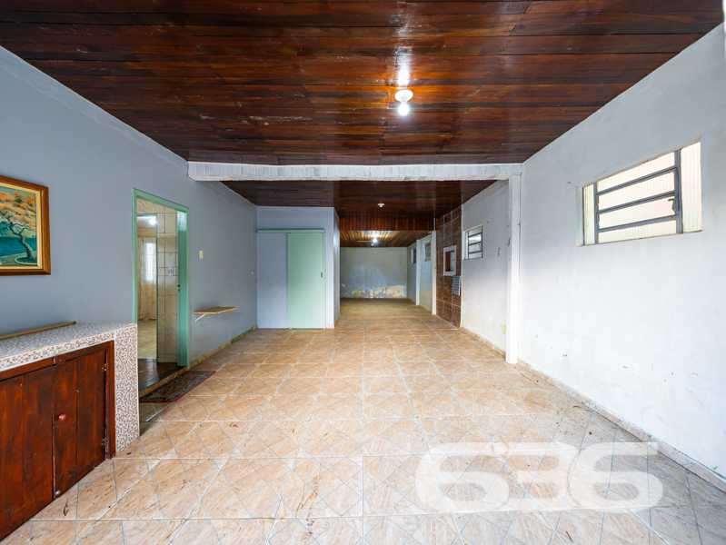 Oportunidade em Joinville! Casa térrea em terreno amplo com 502m² – Bairro Nova Brasília
Se você busca um imóvel com ótimo potencial de reforma ou ampliação em uma localização estratégica e com amplo terreno, essa residência é a escolha certa! Situada no bairro Nova Brasília, em Joinville/SC, esta casa térrea oferece estrutura sólida, cômodos bem distribuídos e uma área de terreno generosa com 502m². Estuda permuta.
A residência possui aproximadamente 88,90m² de área construída, com ambientes iluminados e ventilados naturalmente.
Sua composição atual conta com 2 dormitórios, sala de estar, banheiro, cozinha, lavabo, área de festas, jardim, garagem coberta e descoberta. O imóvel está murado, com grades de segurança e permite animais.
Localização privilegiada: rua pavimentada e tranquila, com fácil acesso a vias principais, transporte público, escolas, hospitais, comércios e serviços essenciais.
Estrutura externa com espaço para novos projetos como piscina, edícula ou hortas.
Área de festas integrada à garagem com potencial para transformar em ambiente gourmet ou salão de jogos.
Não perca a oportunidade de transformar esse imóvel no lar dos seus sonhos ou em uma excelente fonte de renda!
Entre em contato agora com a 636 Negócios Imobiliários — mais de 30 anos de experiência em intermediar sonhos com segurança, garra e perfeição técnico-jurídica.
636 NEGÓCIOS IMOBILIÁRIOS: A SUA MELHOR ESCOLHA
Com mais de 30 anos de experiência, a 636 Negócios Imobiliários é sua parceira ideal para encontrar o imóvel perfeito. Estamos prontos para ajudá-lo a fazer deste imóvel o seu novo lar.
Telefone: (47) 3451-0636
WhatsApp: (47) 99190-0636
Não perca esta oportunidade única. Visite nosso site para mais informações: i636.com.br