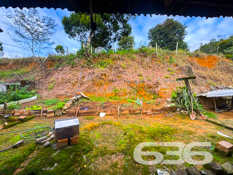 Terreno amplo com 450m² em localização estratégica no bairro Nova Brasília, em Joinville/SC!

Se você busca uma oportunidade para construir, investir ou desenvolver um novo projeto imobiliário com excelente custo-benefício, este imóvel é para você!

Localizado em uma rua pavimentada e tranquila, este terreno regular de 450m² abriga atualmente uma edificação residencial com cerca de 154,72m² construídos.

O imóvel possui portão eletrônico, está murado, conta com duas vagas cobertas e amplo espaço de jardim nos fundos, além de área de festas e uma charmosa varanda rústica, com potencial para convivência familiar, cultivo de hortas ou até mesmo expansão da área construída. Um verdadeiro convite à criatividade!

A localização é um dos grandes diferenciais: próximo a vias de acesso, transporte público, escolas, shopping centers, hospitais e toda a infraestrutura essencial do bairro Nova Brasília, região consolidada e em plena valorização. A conexão com internet por fibra também está disponível, o que garante praticidade para o dia a dia e para uso comercial, se for o caso.

Além disso, o imóvel permite animais, e o terreno oferece condições ideais para projetos multifamiliares, residenciais modernos ou até mesmo instalações comerciais de bairro, respeitando os parâmetros urbanos da região.

* Área total do terreno: 450,00 m²
* Área construída: 154,72 m² 

Não perca esta oportunidade de investimento com grande potencial de valorização! Aqui, o terreno é o protagonista — e o projeto é todo seu.

Entre em contato com a equipe da 636 Negócios Imobiliários e agende uma visita. Com mais de 30 anos de experiência e uma história pautada pela ética, segurança jurídica e inteligência comercial, entregamos soluções completas em intermediação imobiliária. Porque aqui, grandes negócios se constroem com grandes pessoas.
 
636 NEGÓCIOS IMOBILIÁRIOS: A SUA MELHOR ESCOLHA
Com mais de 30 anos de experiência, a 636 Negócios Imobiliários é sua parceira ideal para encontrar o imóvel perfeito. Estamos prontos para ajudá-lo a fazer deste imóvel o seu novo lar.
 
Telefone: (47) 3451-0636
WhatsApp: (47) 99190-0636
 
Não perca esta oportunidade única. Visite nosso site para mais informações: i636.com.br