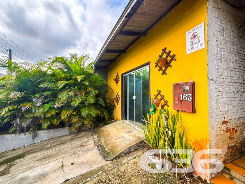 Terreno amplo com 450m² em localização estratégica no bairro Nova Brasília, em Joinville/SC!

Se você busca uma oportunidade para construir, investir ou desenvolver um novo projeto imobiliário com excelente custo-benefício, este imóvel é para você!

Localizado em uma rua pavimentada e tranquila, este terreno regular de 450m² abriga atualmente uma edificação residencial com cerca de 154,72m² construídos.

O imóvel possui portão eletrônico, está murado, conta com duas vagas cobertas e amplo espaço de jardim nos fundos, além de área de festas e uma charmosa varanda rústica, com potencial para convivência familiar, cultivo de hortas ou até mesmo expansão da área construída. Um verdadeiro convite à criatividade!

A localização é um dos grandes diferenciais: próximo a vias de acesso, transporte público, escolas, shopping centers, hospitais e toda a infraestrutura essencial do bairro Nova Brasília, região consolidada e em plena valorização. A conexão com internet por fibra também está disponível, o que garante praticidade para o dia a dia e para uso comercial, se for o caso.

Além disso, o imóvel permite animais, e o terreno oferece condições ideais para projetos multifamiliares, residenciais modernos ou até mesmo instalações comerciais de bairro, respeitando os parâmetros urbanos da região.

* Área total do terreno: 450,00 m²
* Área construída: 154,72 m² 

Não perca esta oportunidade de investimento com grande potencial de valorização! Aqui, o terreno é o protagonista — e o projeto é todo seu.

Entre em contato com a equipe da 636 Negócios Imobiliários e agende uma visita. Com mais de 30 anos de experiência e uma história pautada pela ética, segurança jurídica e inteligência comercial, entregamos soluções completas em intermediação imobiliária. Porque aqui, grandes negócios se constroem com grandes pessoas.
 
636 NEGÓCIOS IMOBILIÁRIOS: A SUA MELHOR ESCOLHA
Com mais de 30 anos de experiência, a 636 Negócios Imobiliários é sua parceira ideal para encontrar o imóvel perfeito. Estamos prontos para ajudá-lo a fazer deste imóvel o seu novo lar.
 
Telefone: (47) 3451-0636
WhatsApp: (47) 99190-0636
 
Não perca esta oportunidade única. Visite nosso site para mais informações: i636.com.br