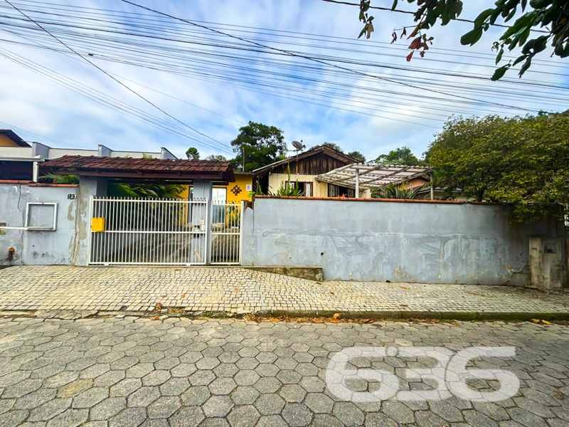 Terreno amplo com 450m² em localização estratégica no bairro Nova Brasília, em Joinville/SC!

Se você busca uma oportunidade para construir, investir ou desenvolver um novo projeto imobiliário com excelente custo-benefício, este imóvel é para você!

Localizado em uma rua pavimentada e tranquila, este terreno regular de 450m² abriga atualmente uma edificação residencial com cerca de 154,72m² construídos.

O imóvel possui portão eletrônico, está murado, conta com duas vagas cobertas e amplo espaço de jardim nos fundos, além de área de festas e uma charmosa varanda rústica, com potencial para convivência familiar, cultivo de hortas ou até mesmo expansão da área construída. Um verdadeiro convite à criatividade!

A localização é um dos grandes diferenciais: próximo a vias de acesso, transporte público, escolas, shopping centers, hospitais e toda a infraestrutura essencial do bairro Nova Brasília, região consolidada e em plena valorização. A conexão com internet por fibra também está disponível, o que garante praticidade para o dia a dia e para uso comercial, se for o caso.

Além disso, o imóvel permite animais, e o terreno oferece condições ideais para projetos multifamiliares, residenciais modernos ou até mesmo instalações comerciais de bairro, respeitando os parâmetros urbanos da região.

* Área total do terreno: 450,00 m²
* Área construída: 154,72 m² 

Não perca esta oportunidade de investimento com grande potencial de valorização! Aqui, o terreno é o protagonista — e o projeto é todo seu.

Entre em contato com a equipe da 636 Negócios Imobiliários e agende uma visita. Com mais de 30 anos de experiência e uma história pautada pela ética, segurança jurídica e inteligência comercial, entregamos soluções completas em intermediação imobiliária. Porque aqui, grandes negócios se constroem com grandes pessoas.
 
636 NEGÓCIOS IMOBILIÁRIOS: A SUA MELHOR ESCOLHA
Com mais de 30 anos de experiência, a 636 Negócios Imobiliários é sua parceira ideal para encontrar o imóvel perfeito. Estamos prontos para ajudá-lo a fazer deste imóvel o seu novo lar.
 
Telefone: (47) 3451-0636
WhatsApp: (47) 99190-0636
 
Não perca esta oportunidade única. Visite nosso site para mais informações: i636.com.br