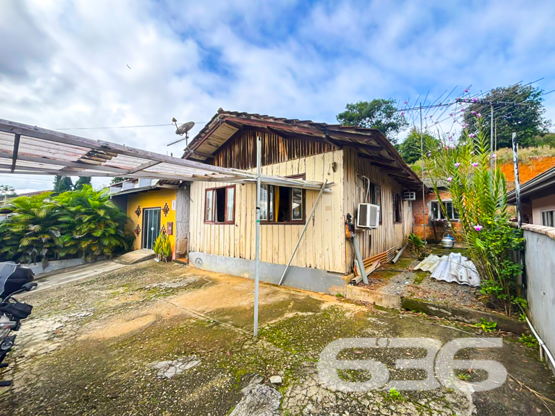 Terreno amplo com 450m² em localização estratégica no bairro Nova Brasília, em Joinville/SC!

Se você busca uma oportunidade para construir, investir ou desenvolver um novo projeto imobiliário com excelente custo-benefício, este imóvel é para você!

Localizado em uma rua pavimentada e tranquila, este terreno regular de 450m² abriga atualmente uma edificação residencial com cerca de 154,72m² construídos.

O imóvel possui portão eletrônico, está murado, conta com duas vagas cobertas e amplo espaço de jardim nos fundos, além de área de festas e uma charmosa varanda rústica, com potencial para convivência familiar, cultivo de hortas ou até mesmo expansão da área construída. Um verdadeiro convite à criatividade!

A localização é um dos grandes diferenciais: próximo a vias de acesso, transporte público, escolas, shopping centers, hospitais e toda a infraestrutura essencial do bairro Nova Brasília, região consolidada e em plena valorização. A conexão com internet por fibra também está disponível, o que garante praticidade para o dia a dia e para uso comercial, se for o caso.

Além disso, o imóvel permite animais, e o terreno oferece condições ideais para projetos multifamiliares, residenciais modernos ou até mesmo instalações comerciais de bairro, respeitando os parâmetros urbanos da região.

* Área total do terreno: 450,00 m²
* Área construída: 154,72 m² 

Não perca esta oportunidade de investimento com grande potencial de valorização! Aqui, o terreno é o protagonista — e o projeto é todo seu.

Entre em contato com a equipe da 636 Negócios Imobiliários e agende uma visita. Com mais de 30 anos de experiência e uma história pautada pela ética, segurança jurídica e inteligência comercial, entregamos soluções completas em intermediação imobiliária. Porque aqui, grandes negócios se constroem com grandes pessoas.
 
636 NEGÓCIOS IMOBILIÁRIOS: A SUA MELHOR ESCOLHA
Com mais de 30 anos de experiência, a 636 Negócios Imobiliários é sua parceira ideal para encontrar o imóvel perfeito. Estamos prontos para ajudá-lo a fazer deste imóvel o seu novo lar.
 
Telefone: (47) 3451-0636
WhatsApp: (47) 99190-0636
 
Não perca esta oportunidade única. Visite nosso site para mais informações: i636.com.br